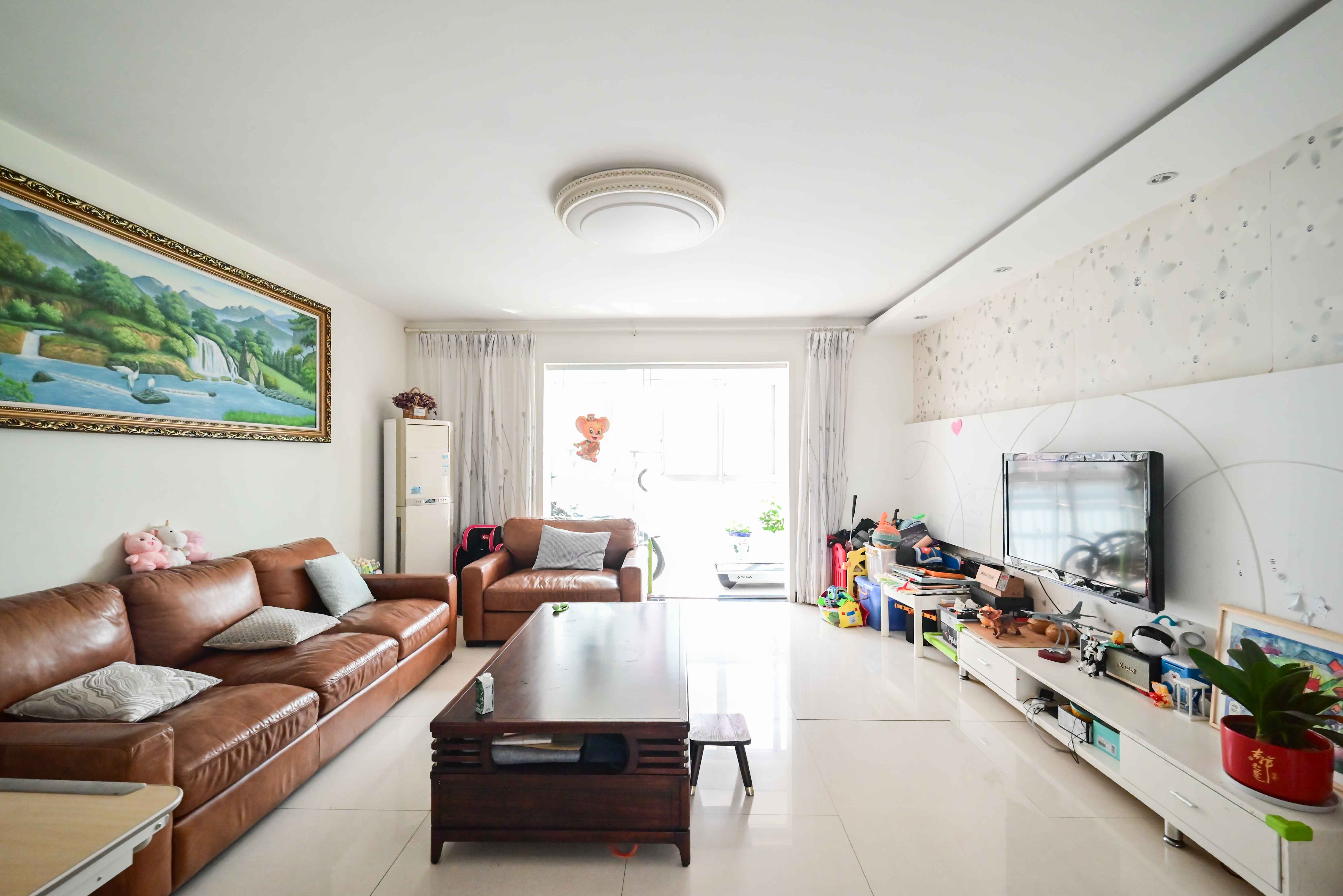 嘉盛华庭(一期、二期、三期)  3室2厅2卫    115.0万 嘉盛华庭(一期、二期、三期)  3室2厅2卫    115.0万客厅