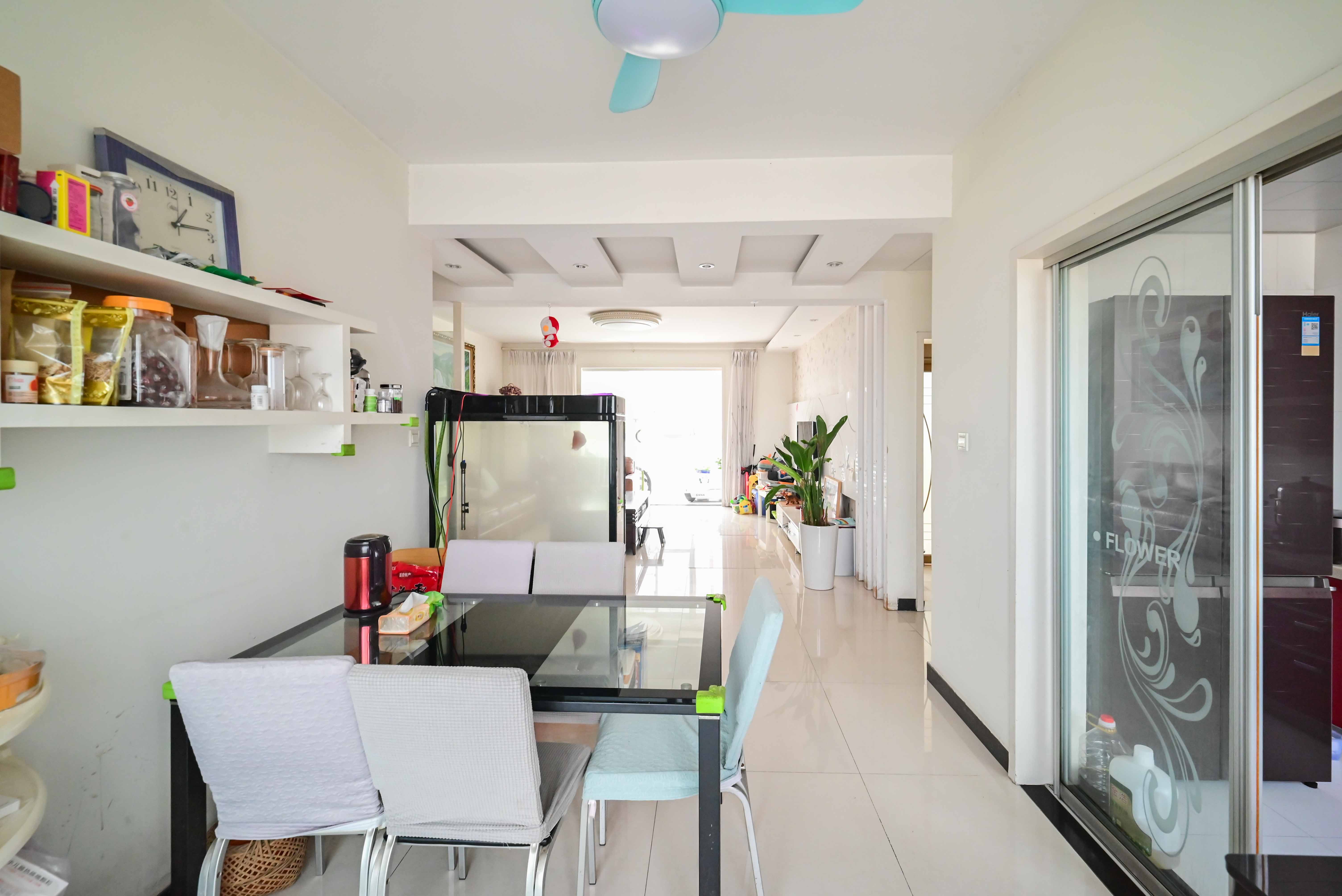 嘉盛华庭(一期、二期、三期)  3室2厅2卫    115.0万 嘉盛华庭(一期、二期、三期)  3室2厅2卫    115.0万客厅