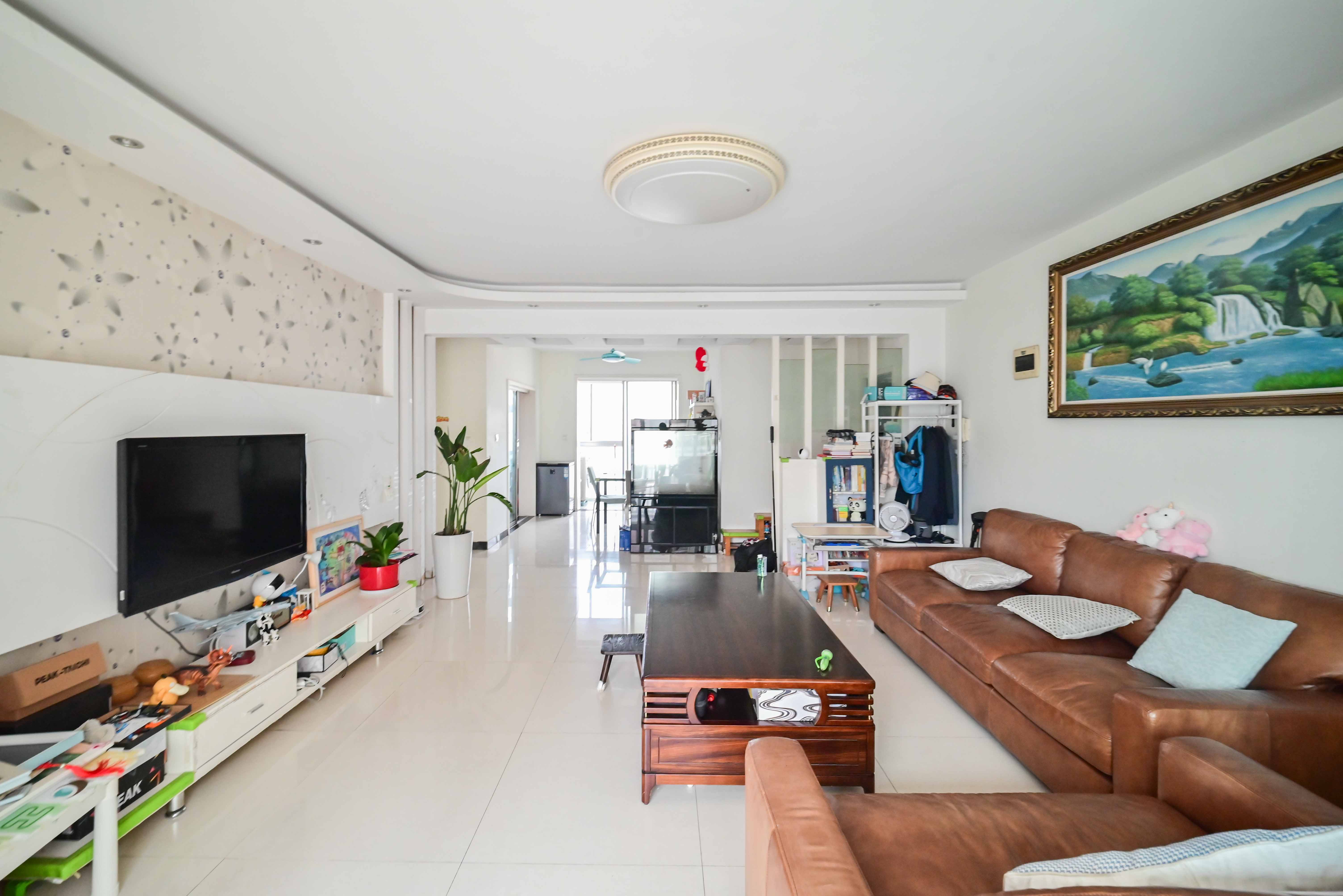 嘉盛华庭(一期、二期、三期)  3室2厅2卫    115.0万 嘉盛华庭(一期、二期、三期)  3室2厅2卫    115.0万客厅