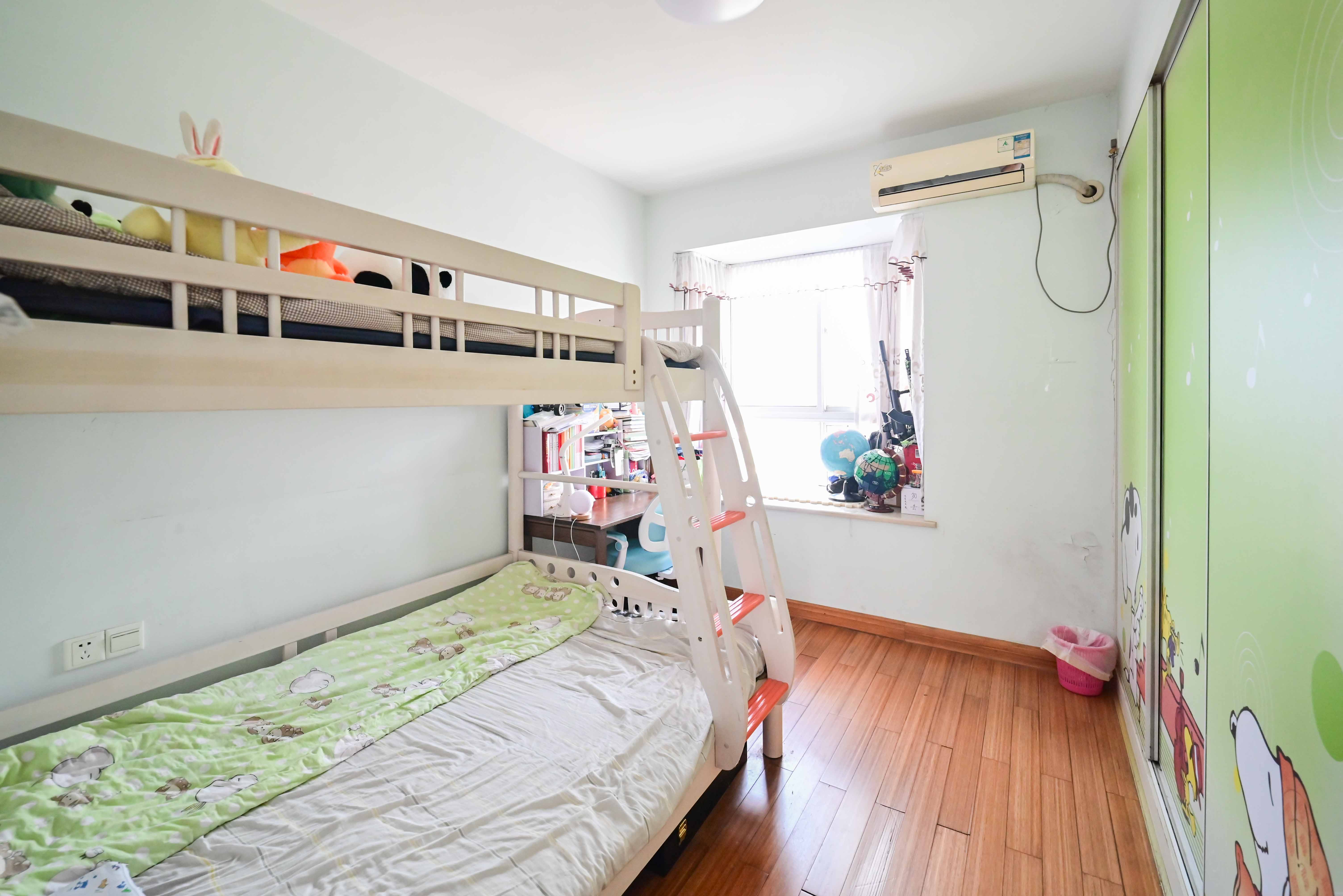 嘉盛华庭(一期、二期、三期)  3室2厅2卫    115.0万 嘉盛华庭(一期、二期、三期)  3室2厅2卫    115.0万卧室