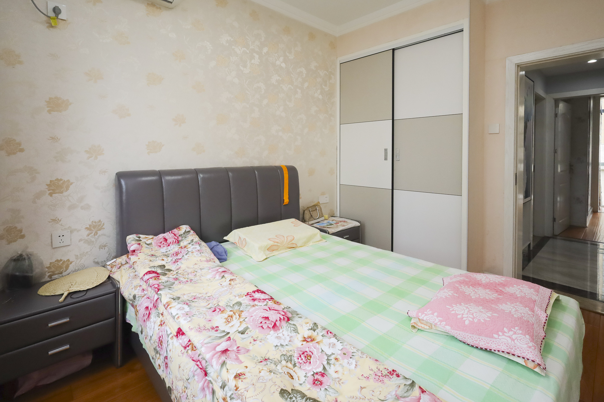 世茂外滩里(世茂铂翠湾三期)  4室2厅2卫    238.0万 世茂外滩里(世茂铂翠湾三期)  4室2厅2卫    238.0万卧室