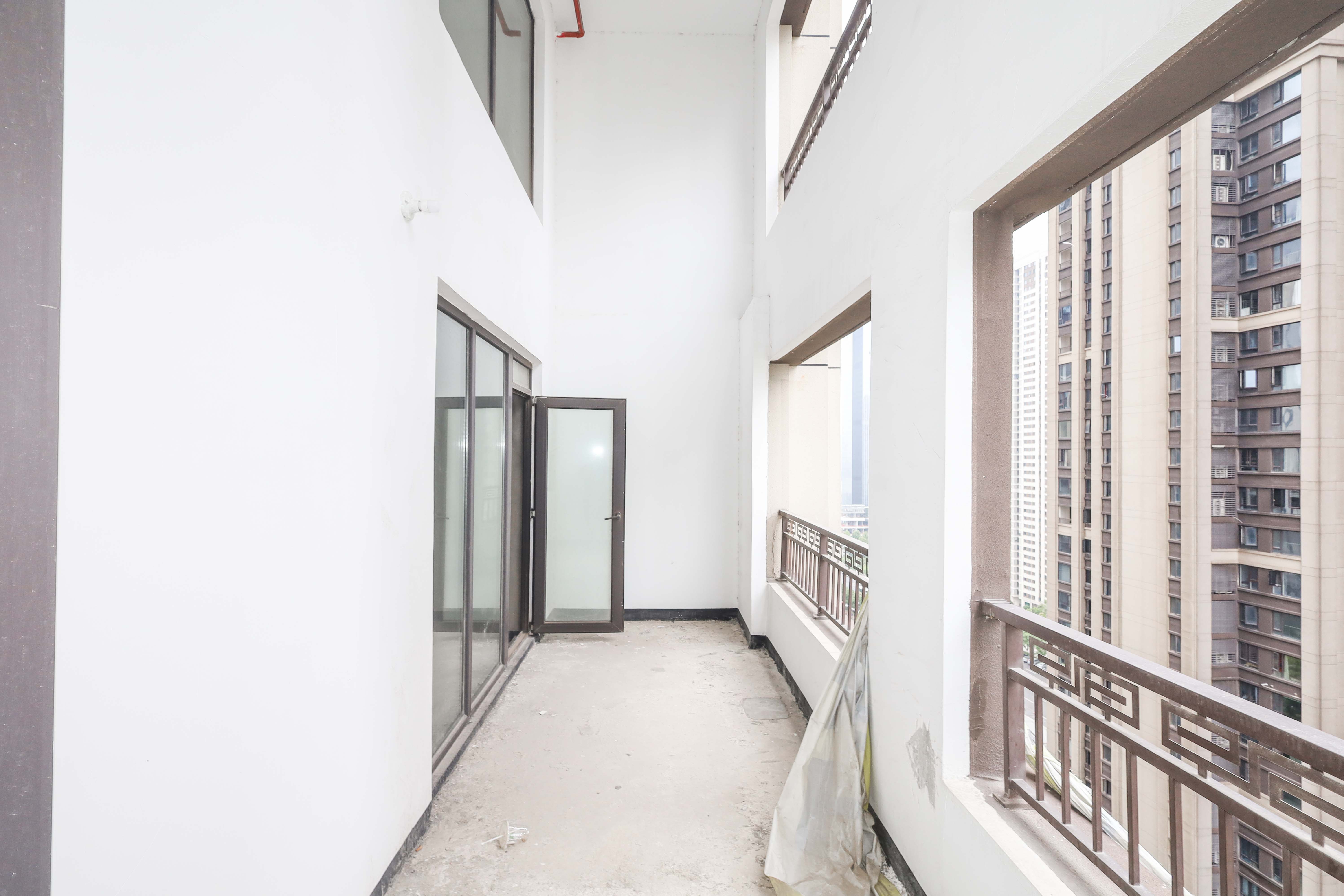 建发央著  4室2厅3卫   265.00万阳台