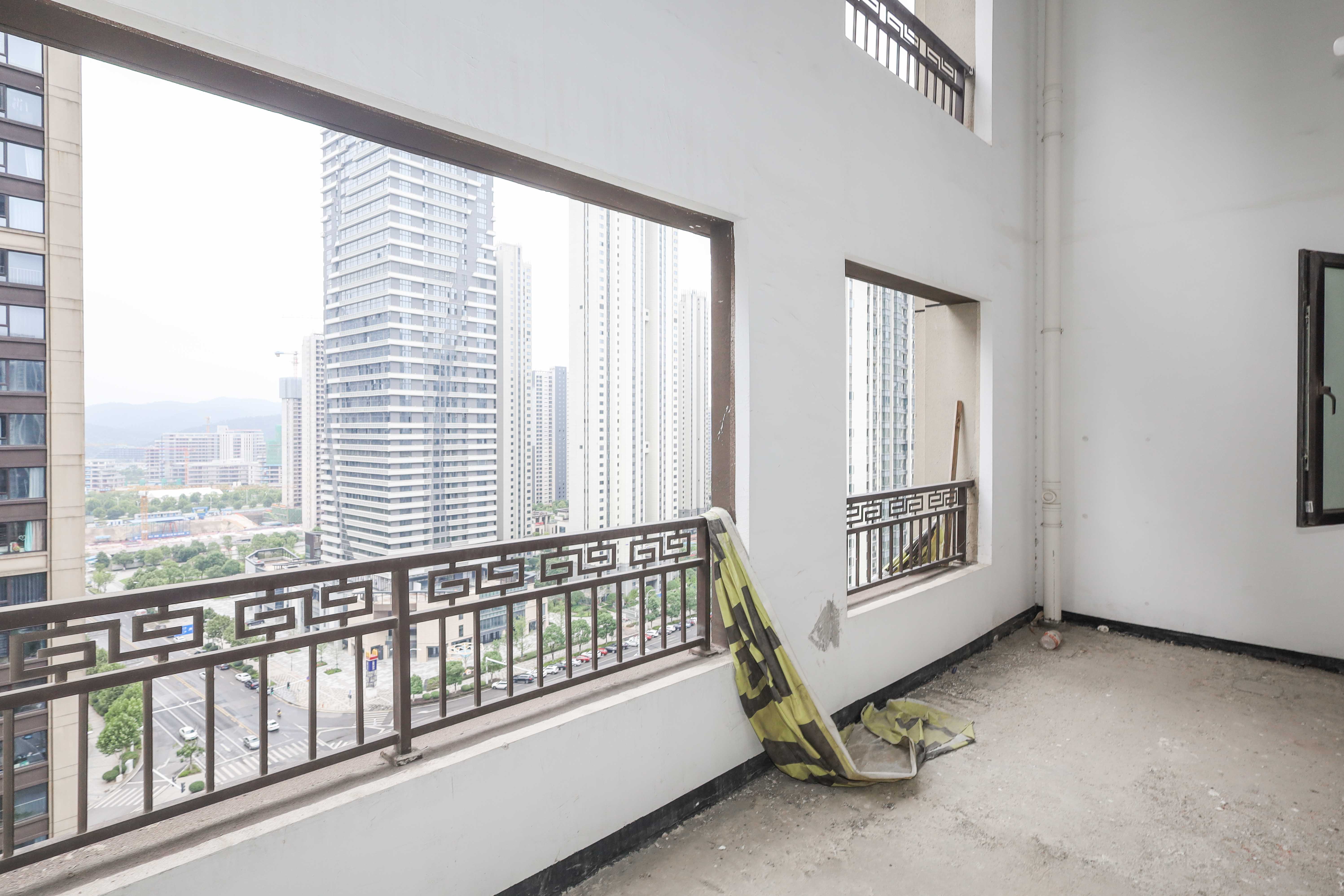 建发央著  4室2厅3卫   265.00万阳台