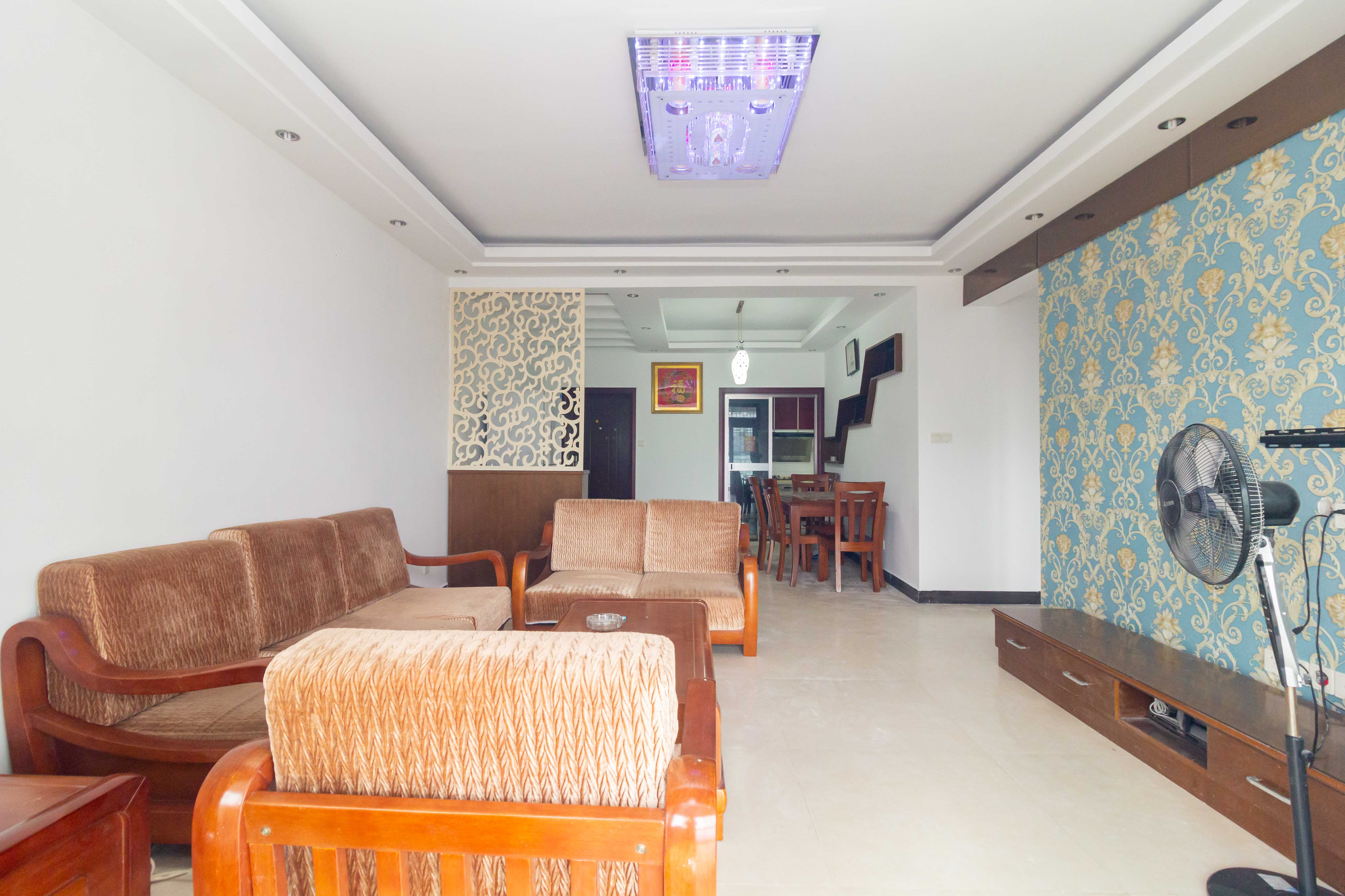 星城国际 3室2厅2卫 59.8万 星城国际 3室2厅2卫 59.8万客厅