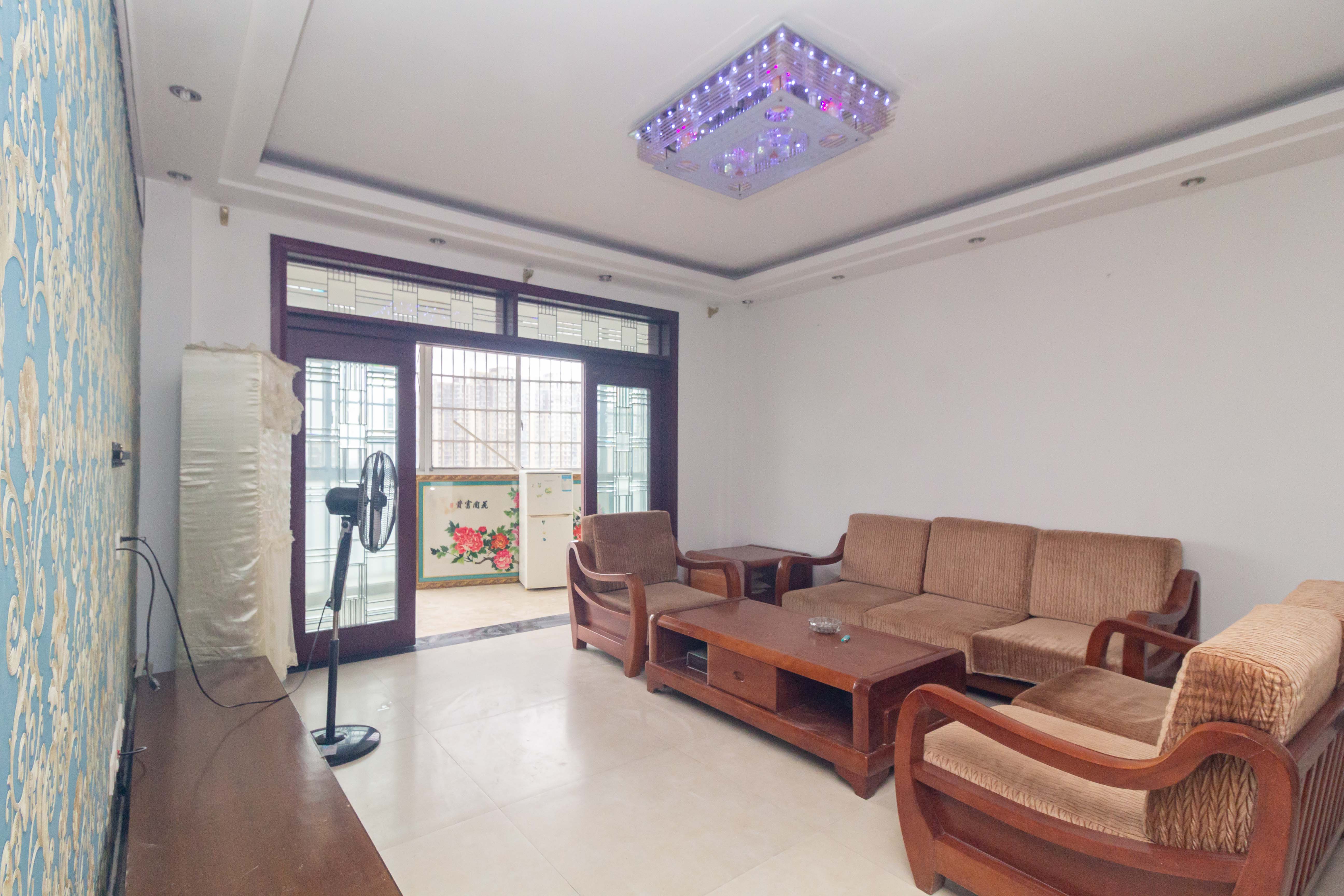 星城国际 3室2厅2卫 59.8万 星城国际 3室2厅2卫 59.8万客厅