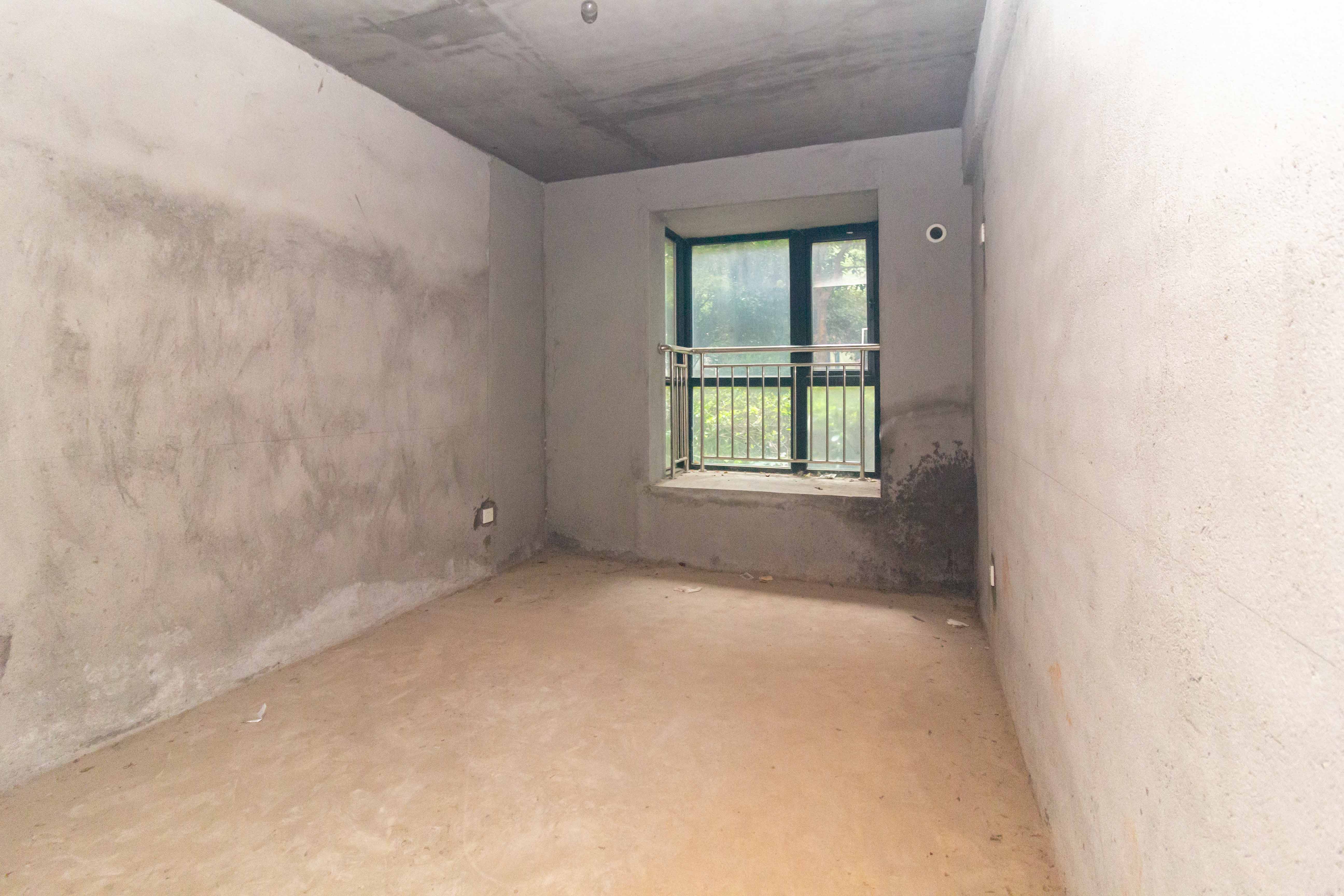 东岸锦城(东方人家)  4室2厅2卫   130.00万卧室