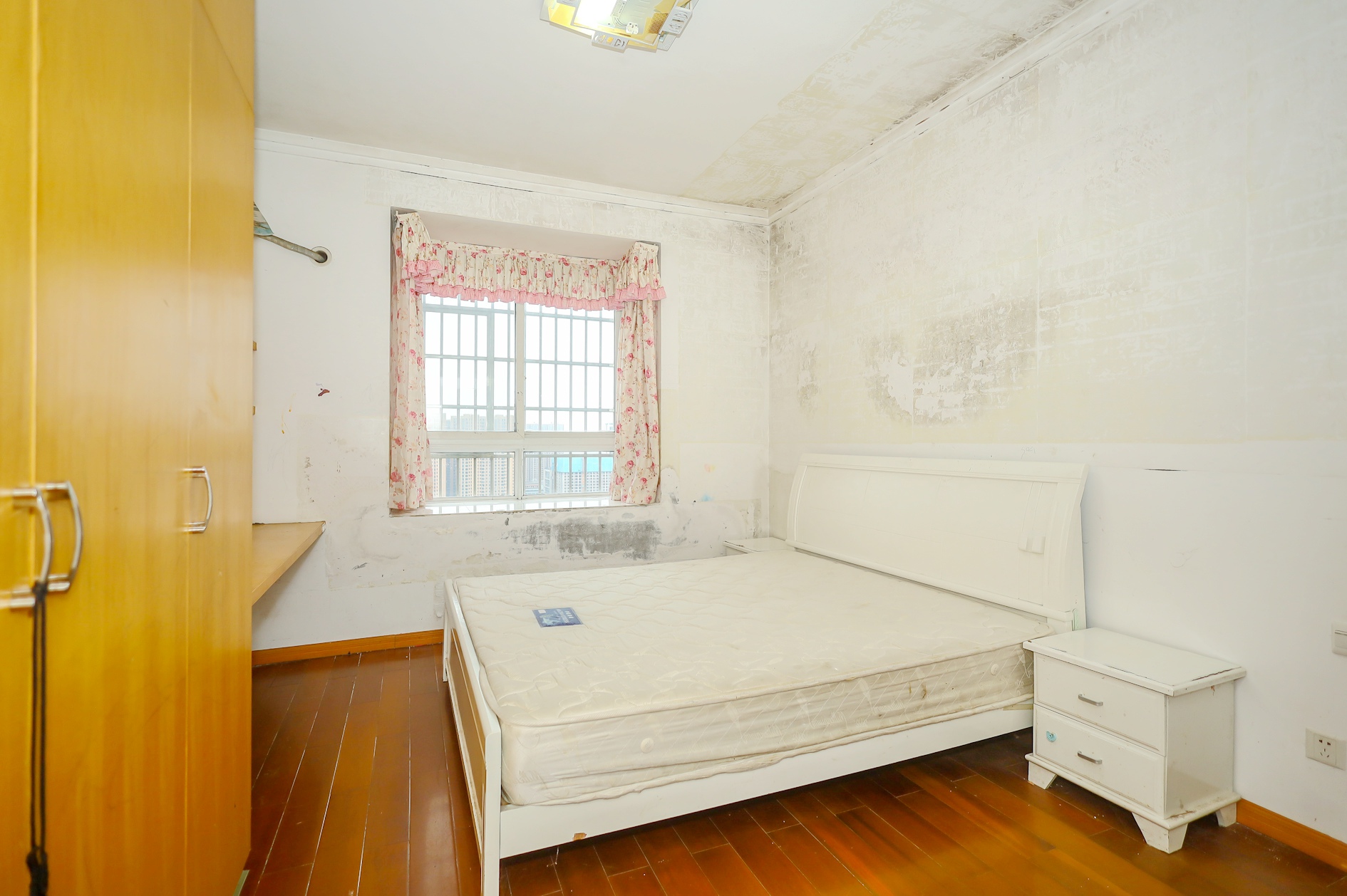 楚天中苑  3室2厅2卫    66.88万 楚天中苑  3室2厅2卫    66.88万卧室