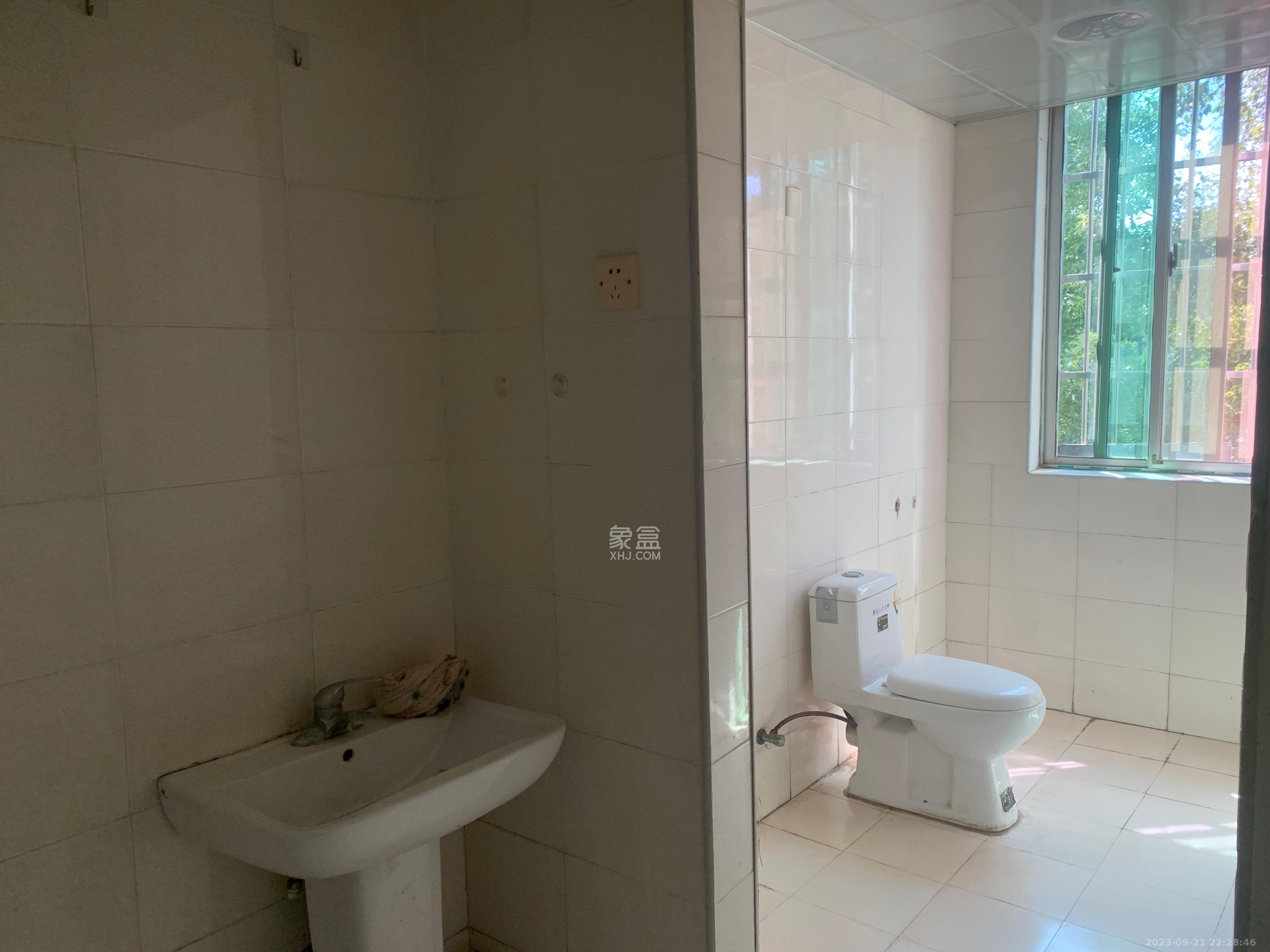 新安小区  3室2厅2卫   1700.00元/月室内图