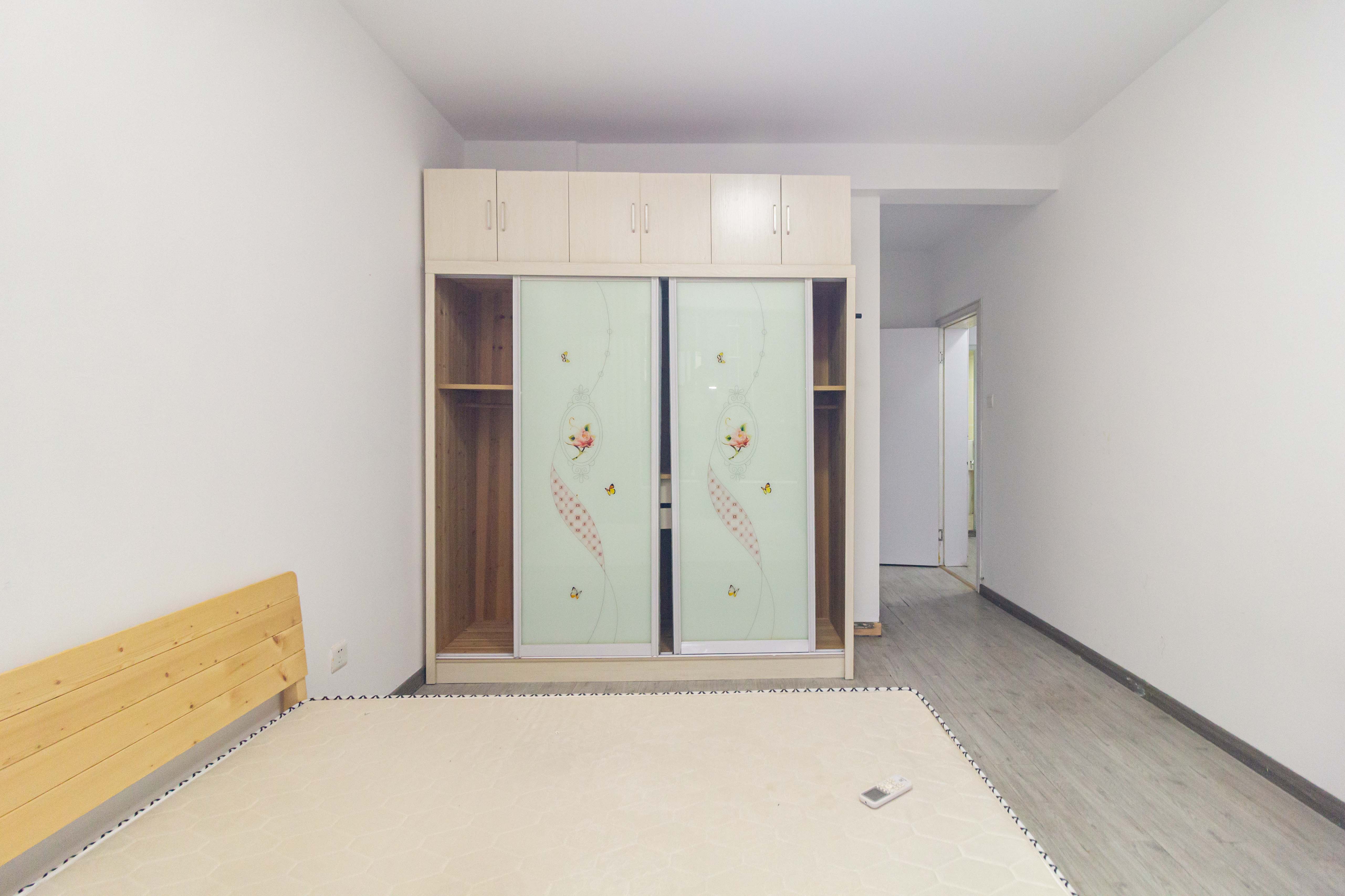 中国铁建国际城二期  4室2厅2卫   83.60万卧室
