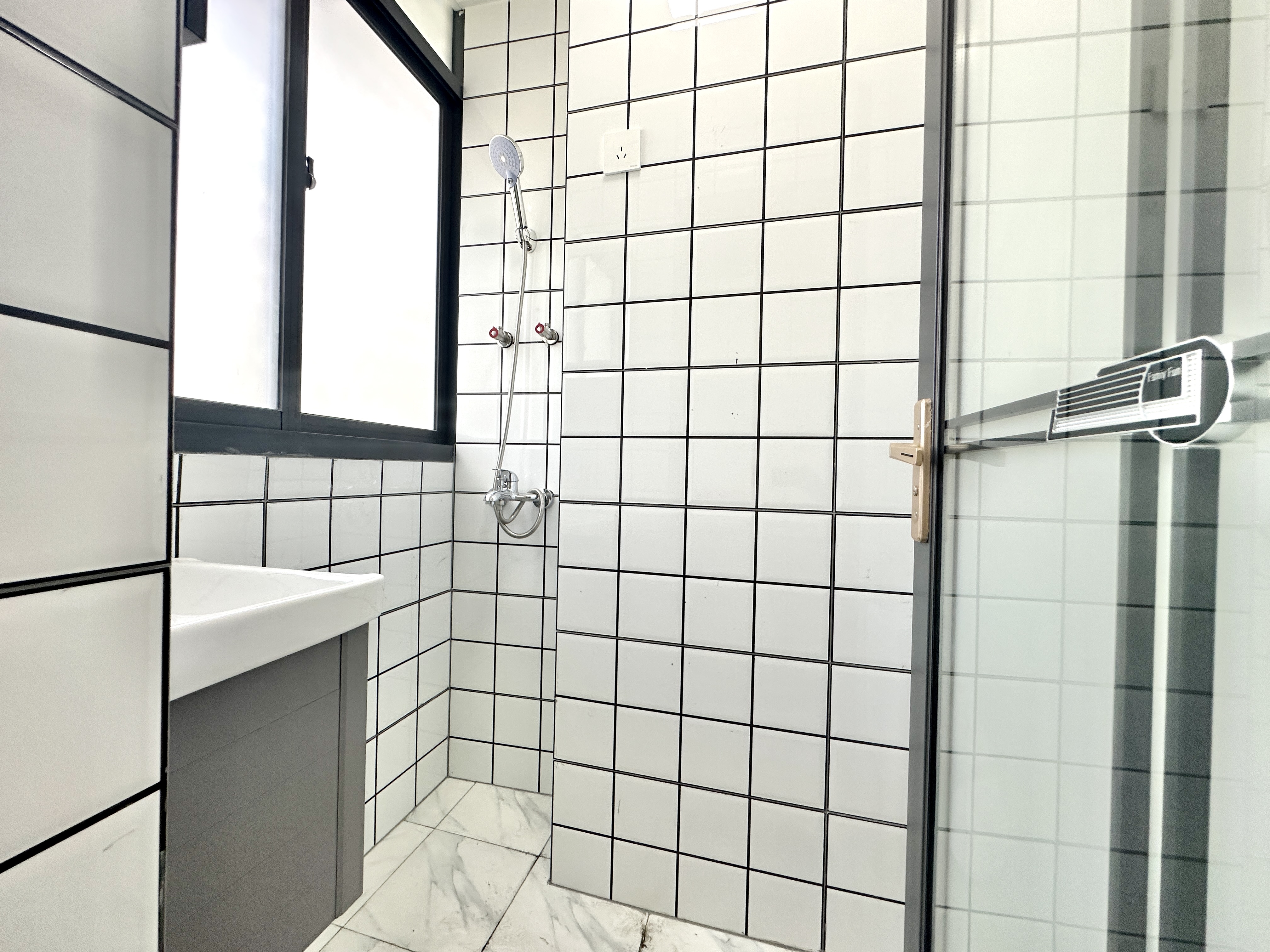 千禧郎大厦 1室1厅1卫 53.8万 千禧郎大厦 1室1厅1卫 53.8万卫生间