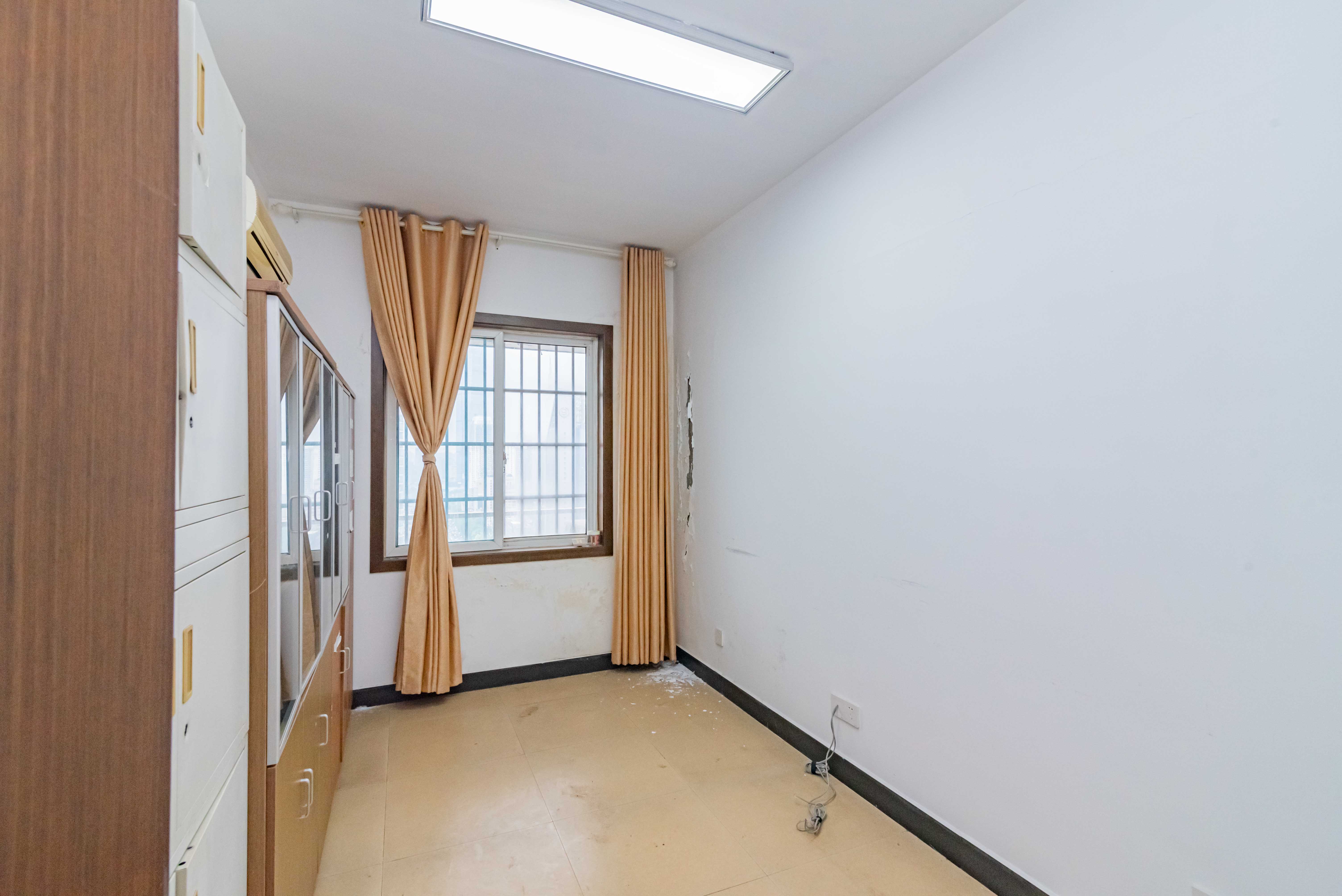 唐朝大厦  4室2厅2卫   110.00万卧室