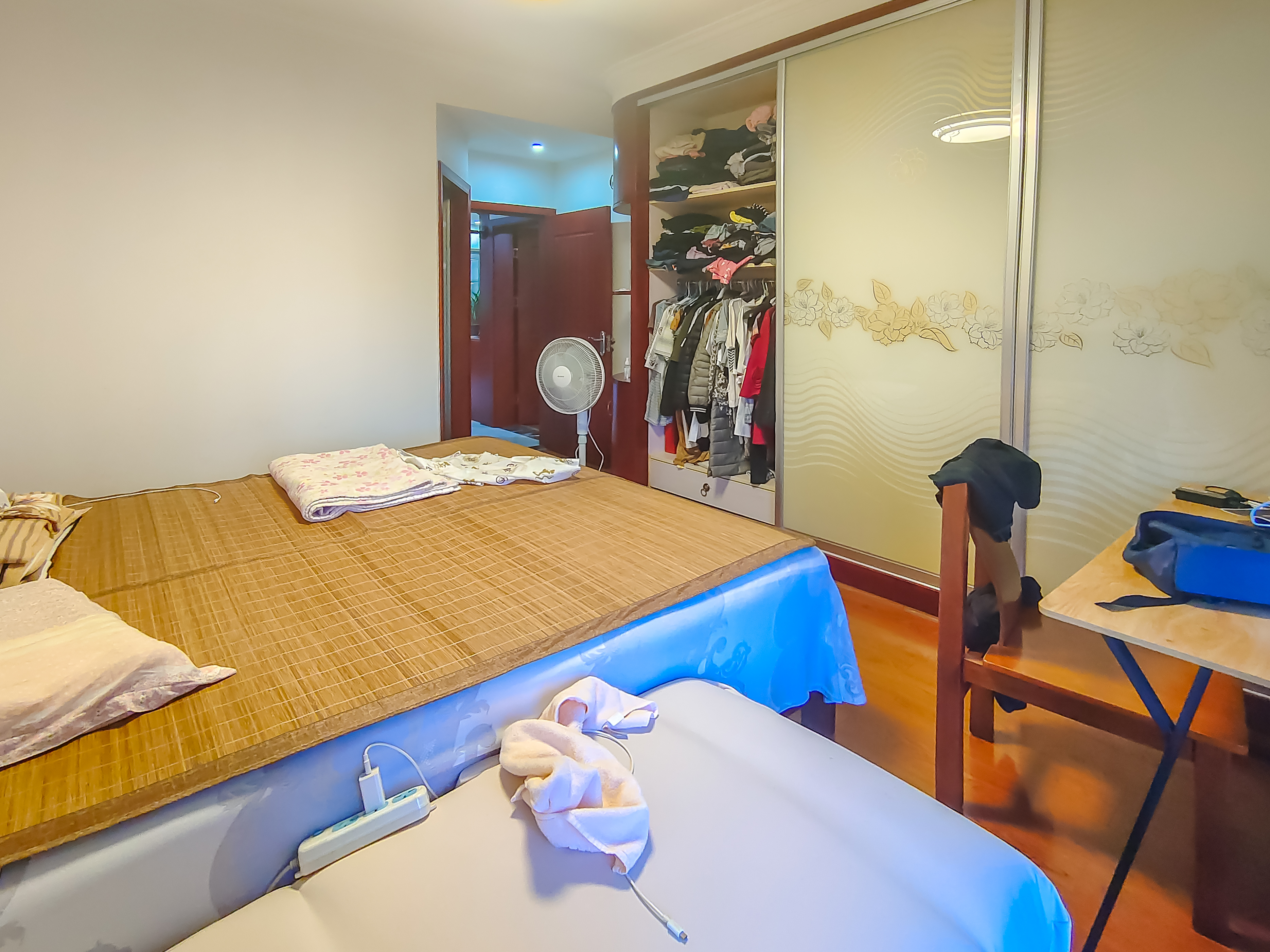 三一街区  3室2厅1卫   99.80万卧室