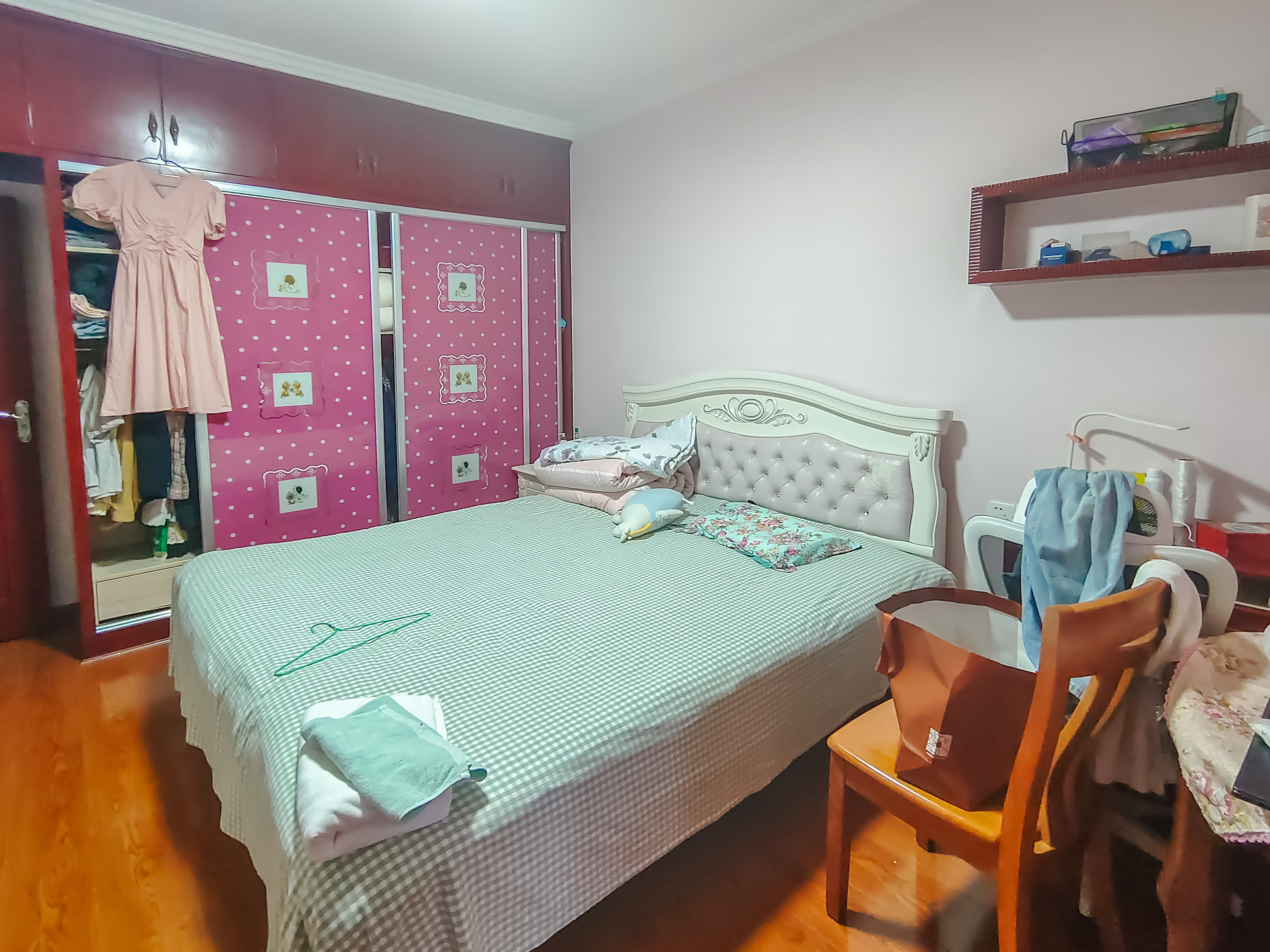 三一街区  3室2厅1卫    99.8万 三一街区  3室2厅1卫    99.8万卧室