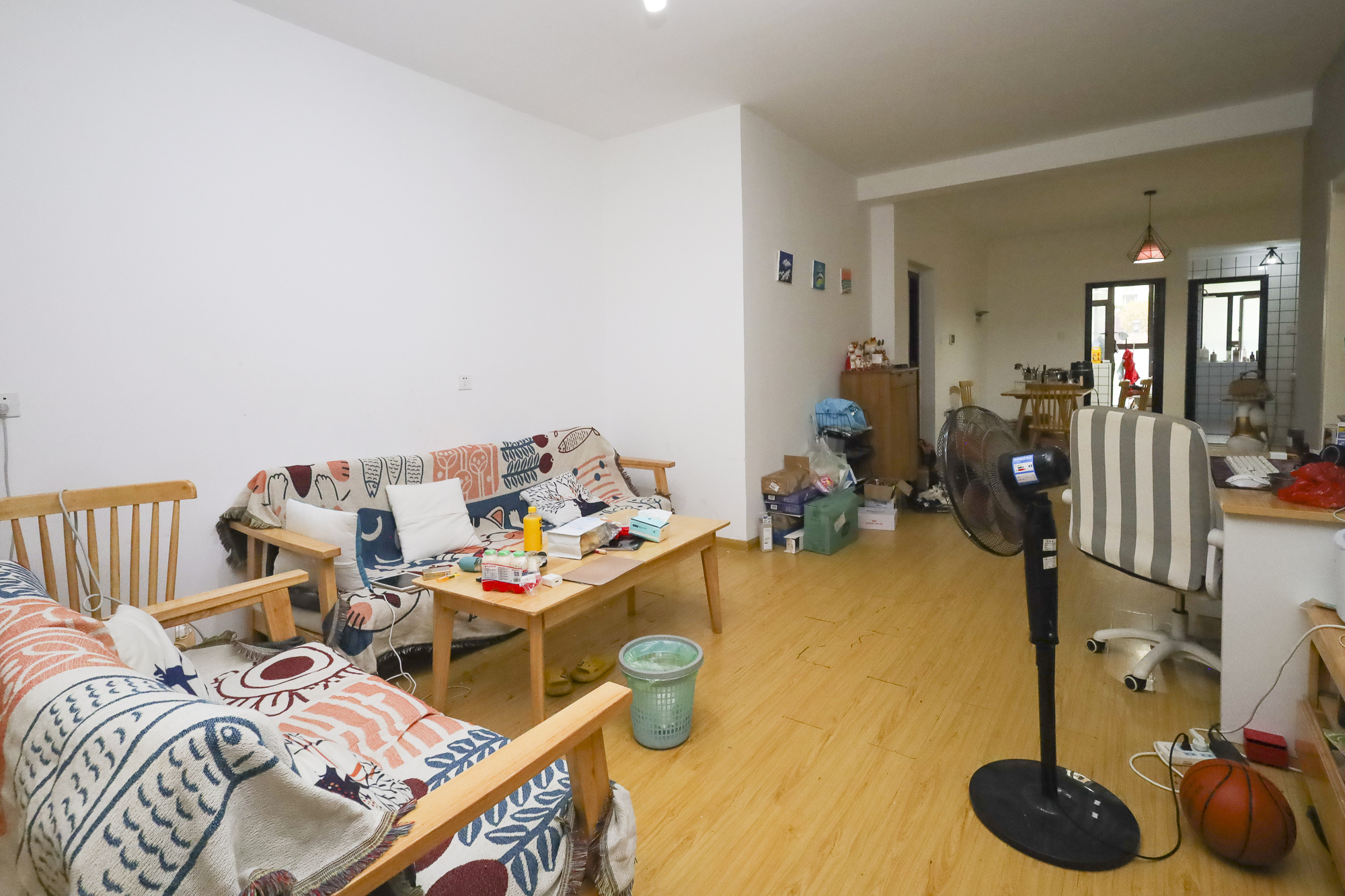 芙蓉别墅山庄（嘉湘华庭）  3室2厅2卫   180.00万客厅
