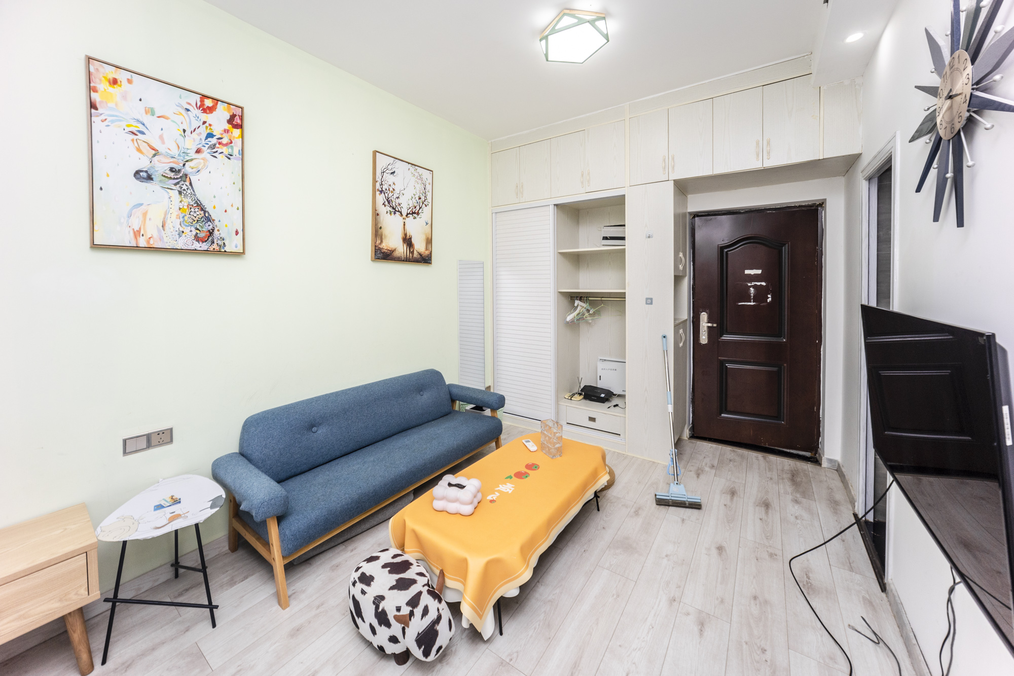 荣悦台 1室1厅1卫 40.0万 荣悦台 1室1厅1卫 40.0万客厅