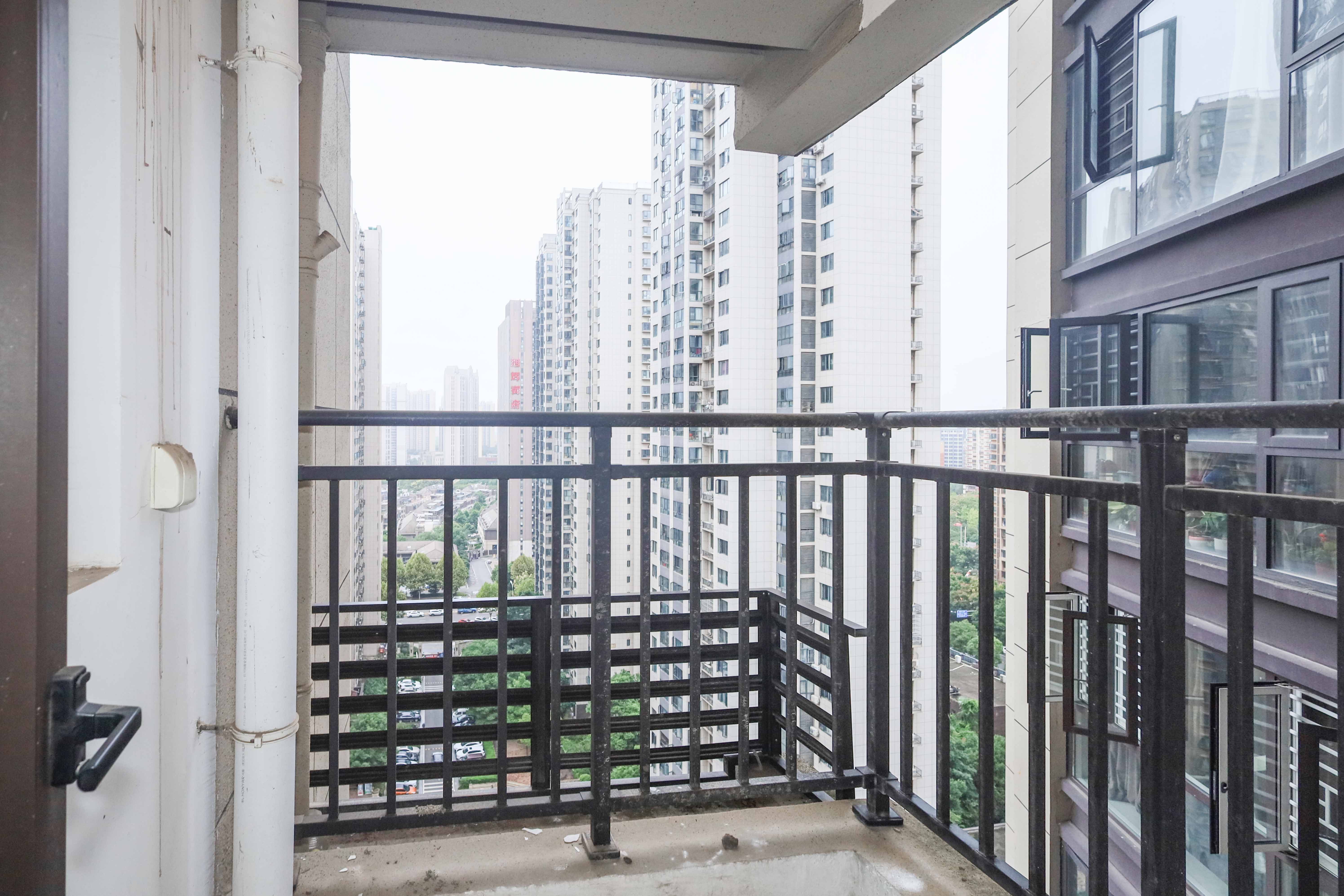 中国铁建梅溪青秀三期  3室2厅2卫   170.00万阳台