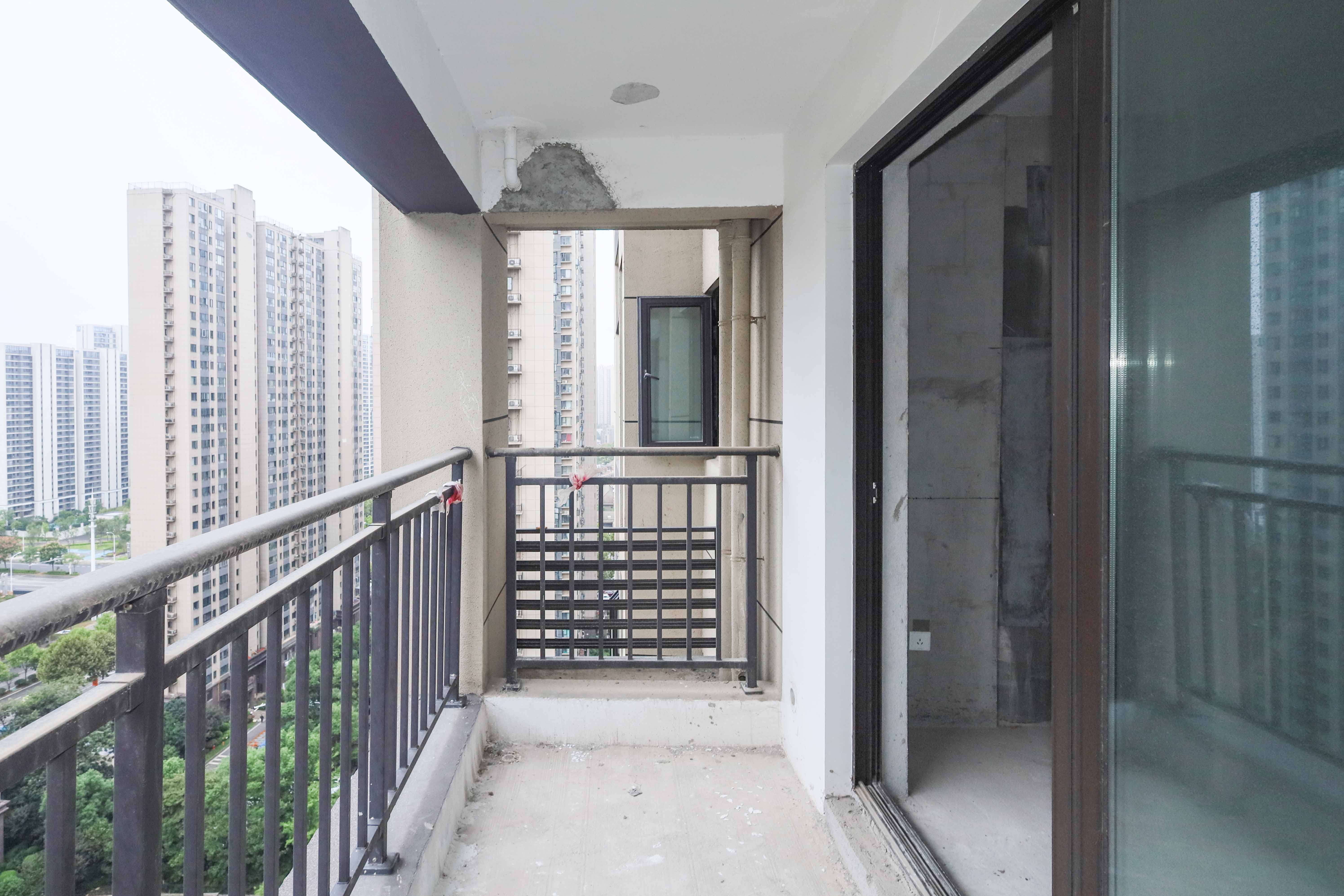 中国铁建梅溪青秀三期  3室2厅2卫   170.00万阳台