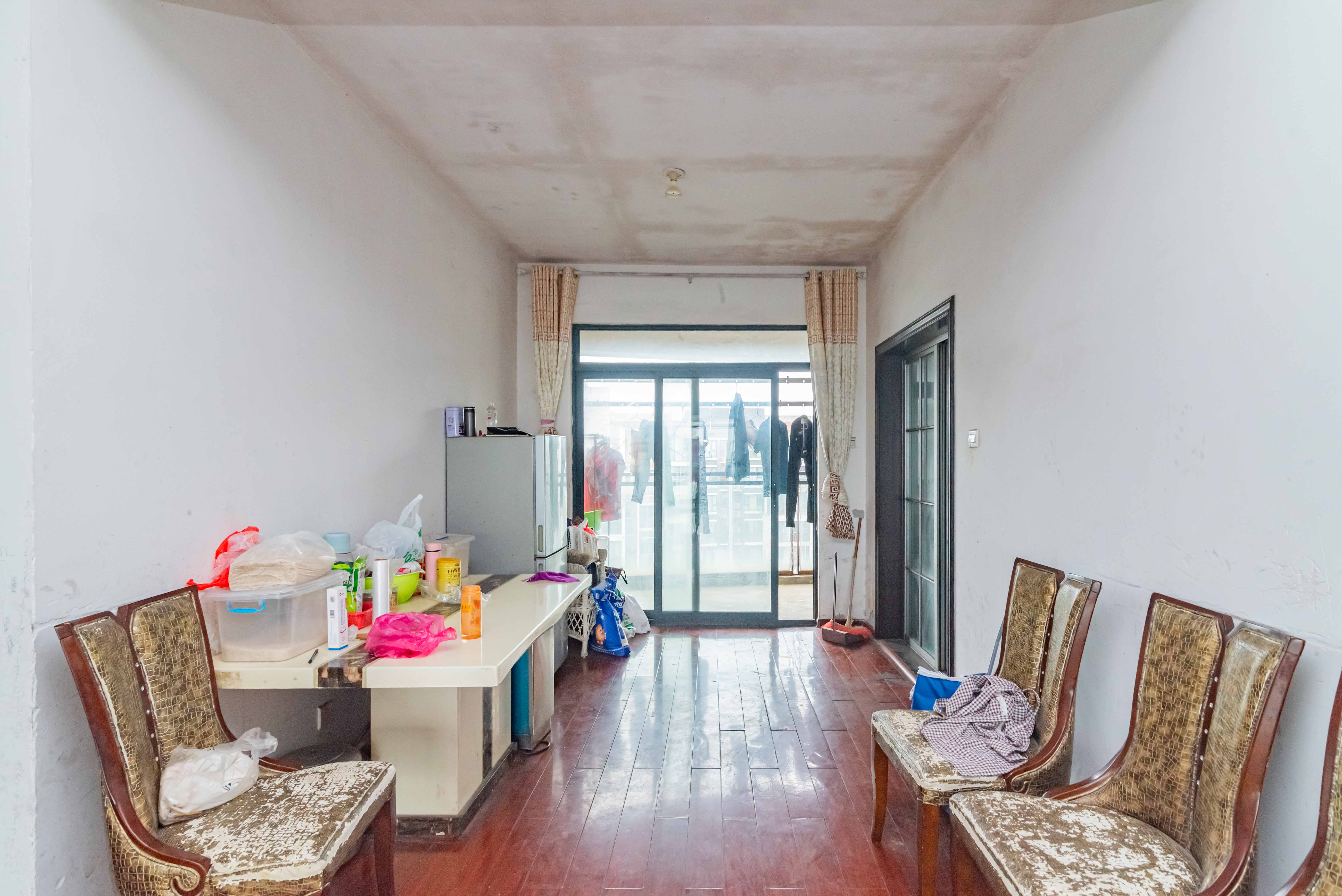 藏珑湖上国际花园 4室2厅2卫 248.0万 藏珑湖上国际花园 4室2厅2卫 248.0万客厅