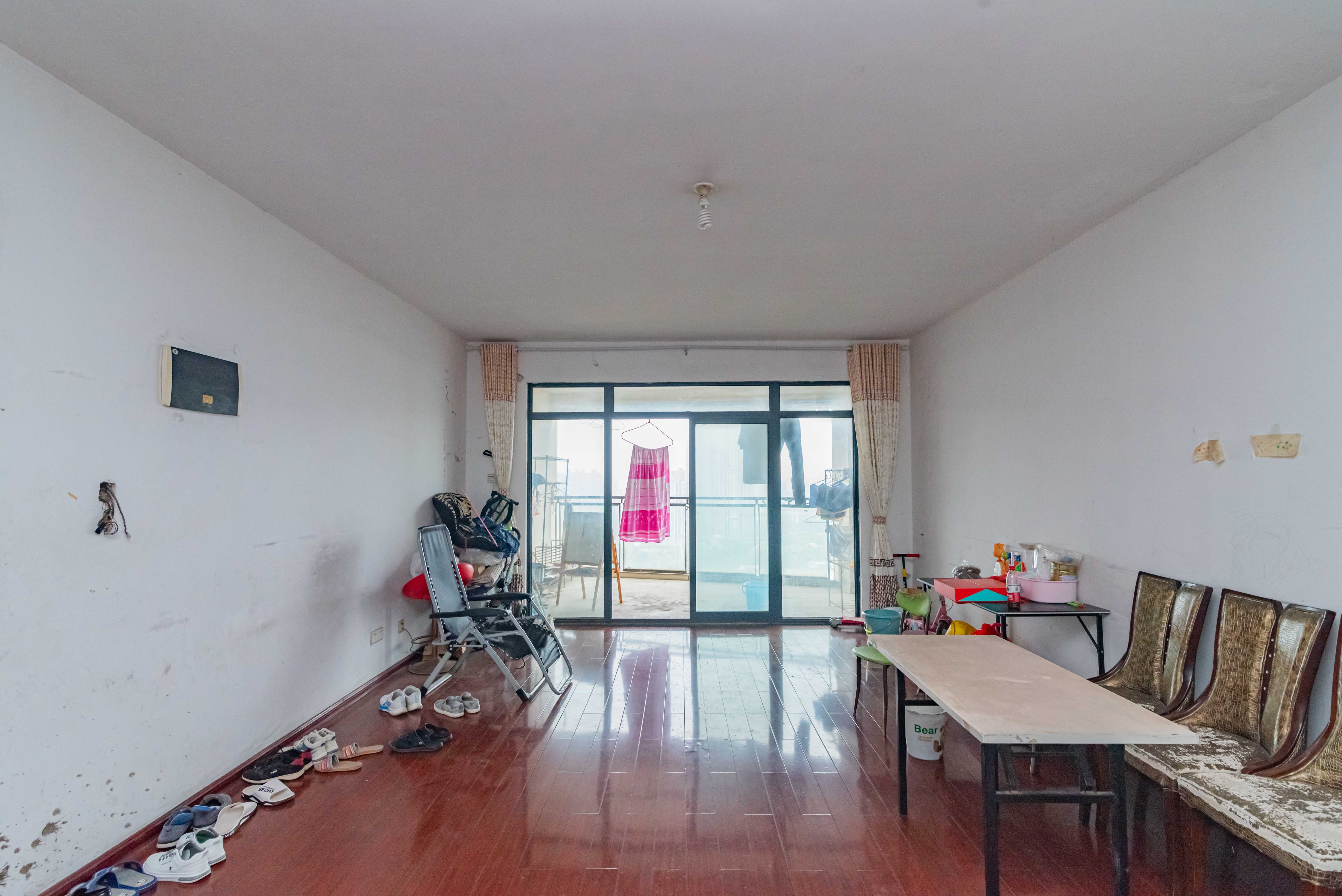 藏珑湖上国际花园 4室2厅2卫 248.0万 藏珑湖上国际花园 4室2厅2卫 248.0万客厅