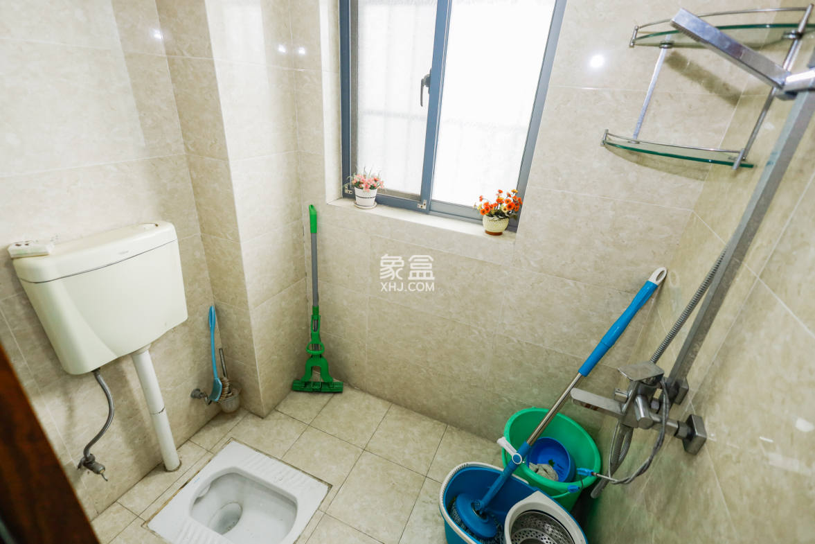 上海城小区  4室2厅2卫   130.00万卫生间