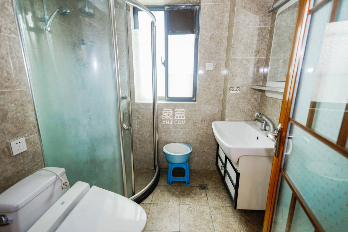上海城小区  4室2厅2卫   130.00万卫生间