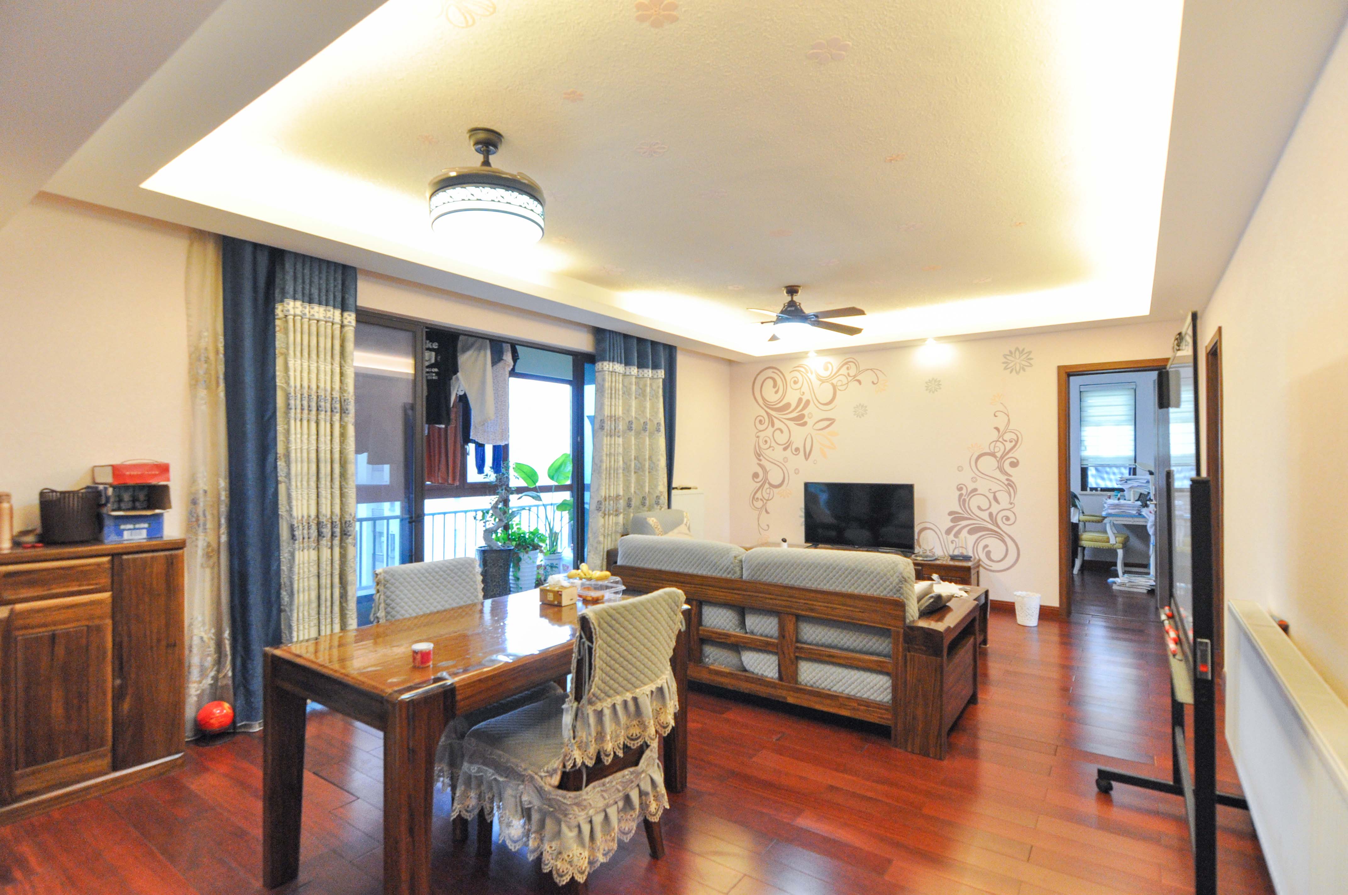 万科里梅溪郡  3室2厅2卫    238.0万客厅