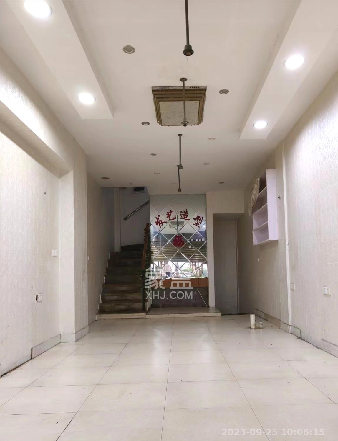 芙蓉路散盘  4室2厅1卫   3000.00元/月室内图1