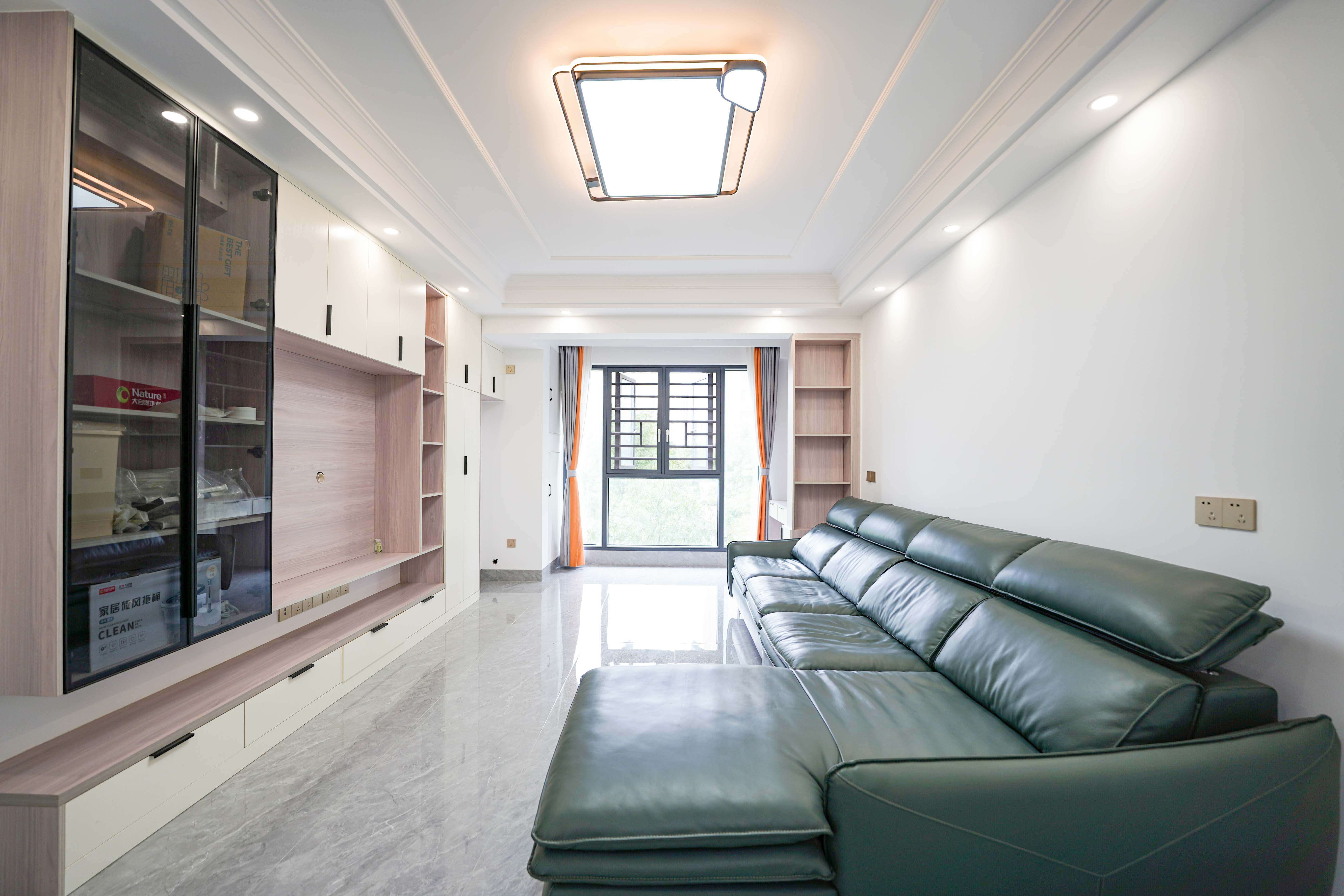 绿地新都会  3室2厅2卫    90.0万 绿地新都会  3室2厅2卫    90.0万客厅