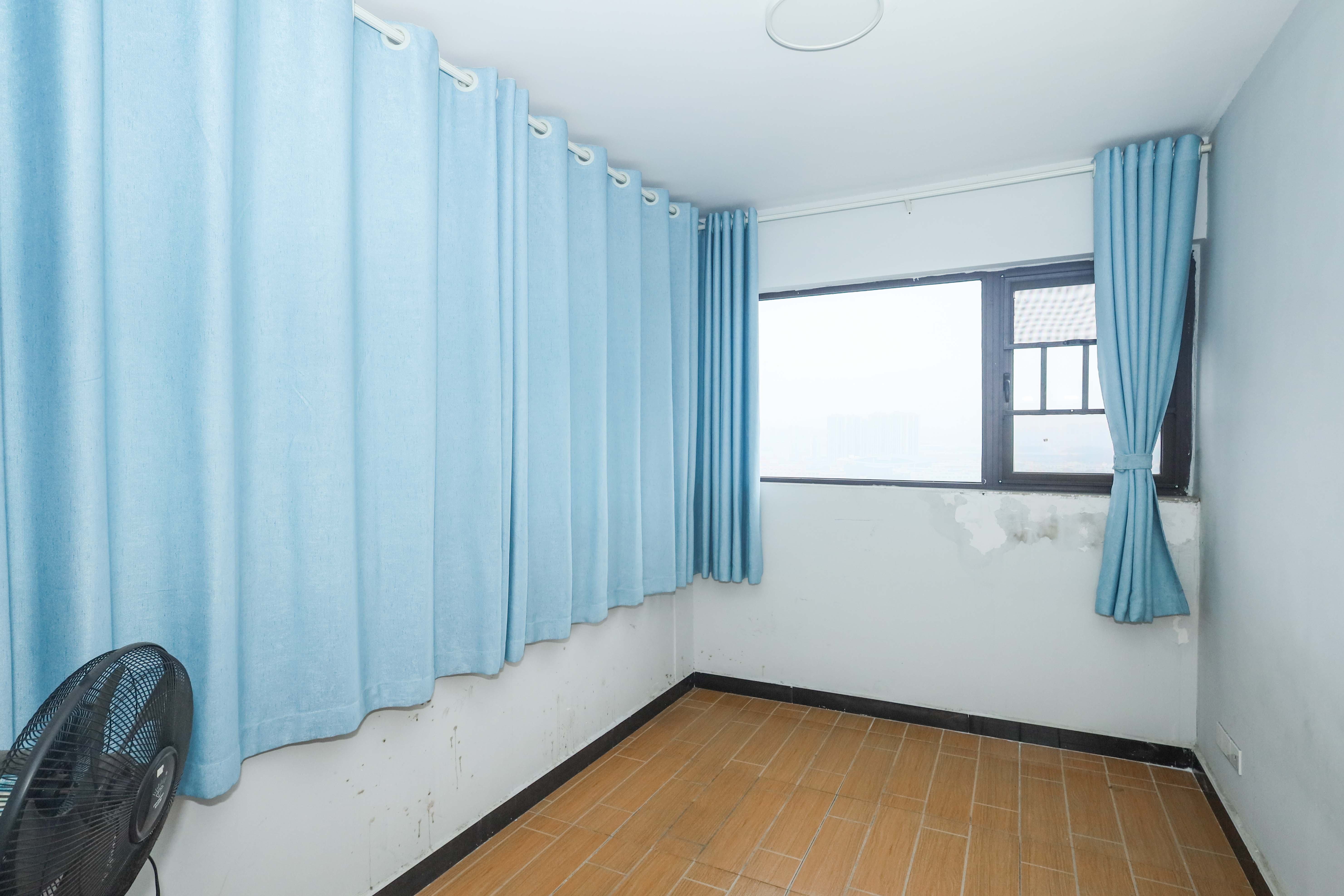 好莱城（弘德西街）  4室2厅2卫    148.0万卧室