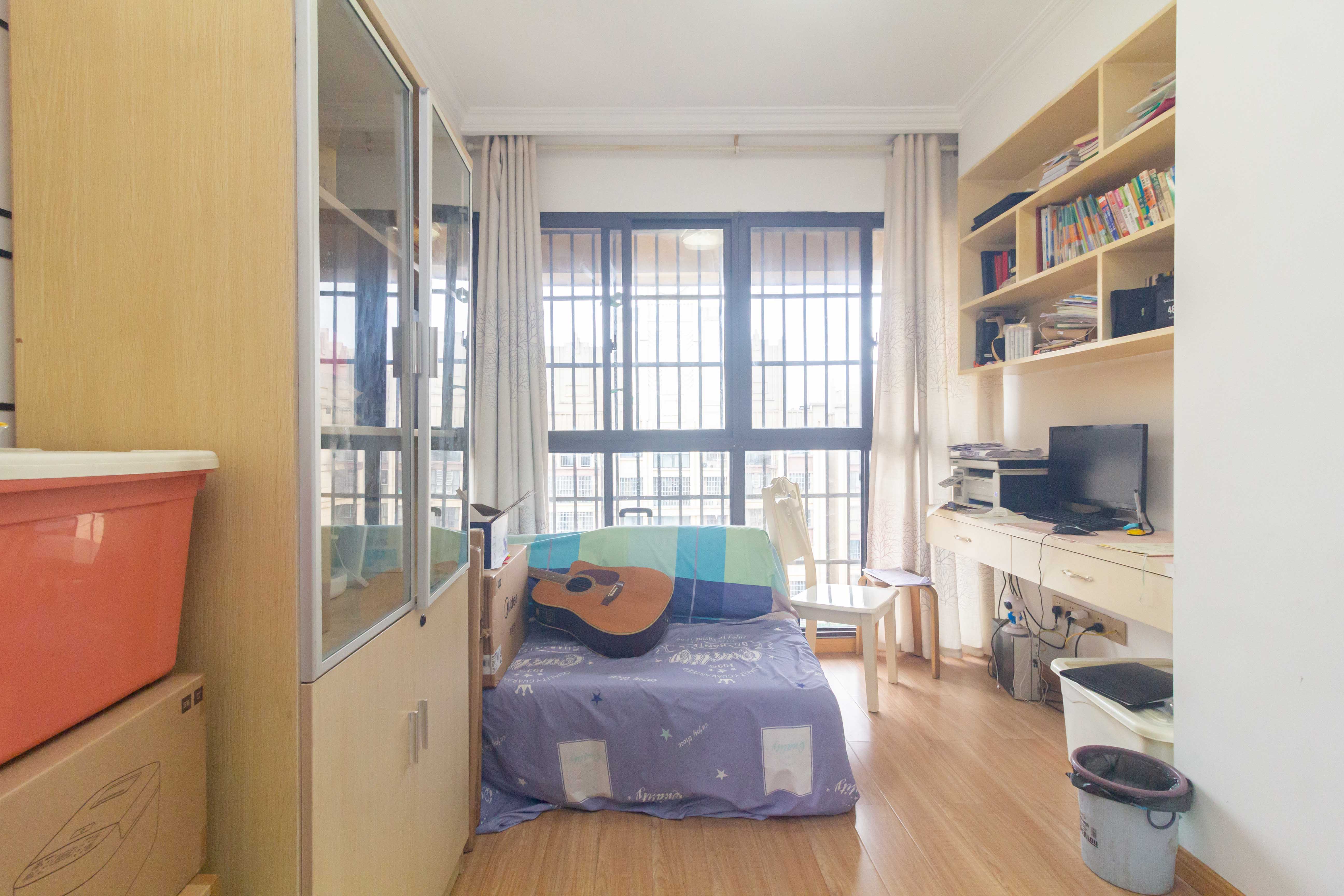 东方美地  4室2厅1卫    93.8万 东方美地  4室2厅1卫    93.8万卧室