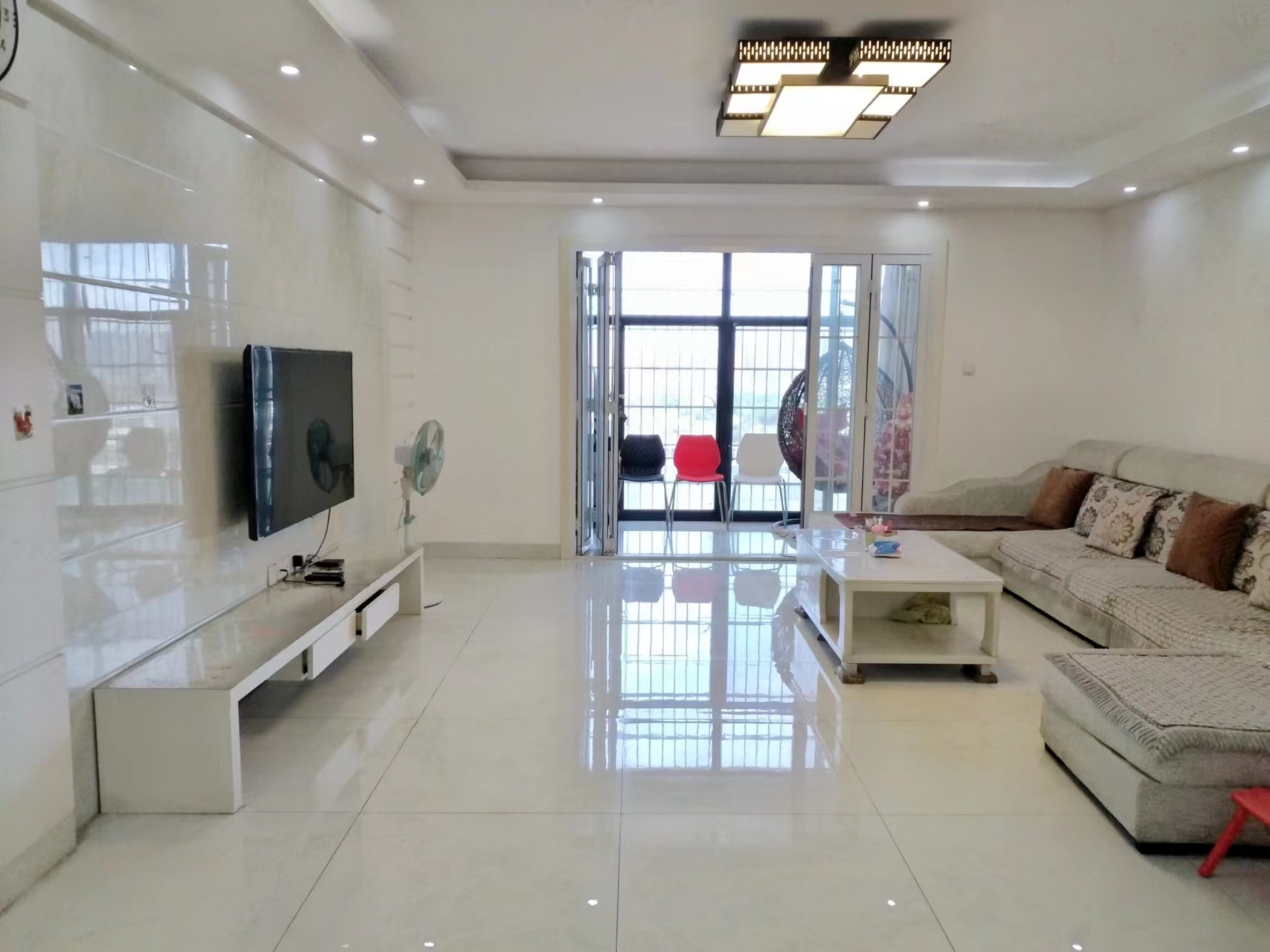 奥特莱斯  4室2厅2卫    58.8万 奥特莱斯  4室2厅2卫    58.8万客厅