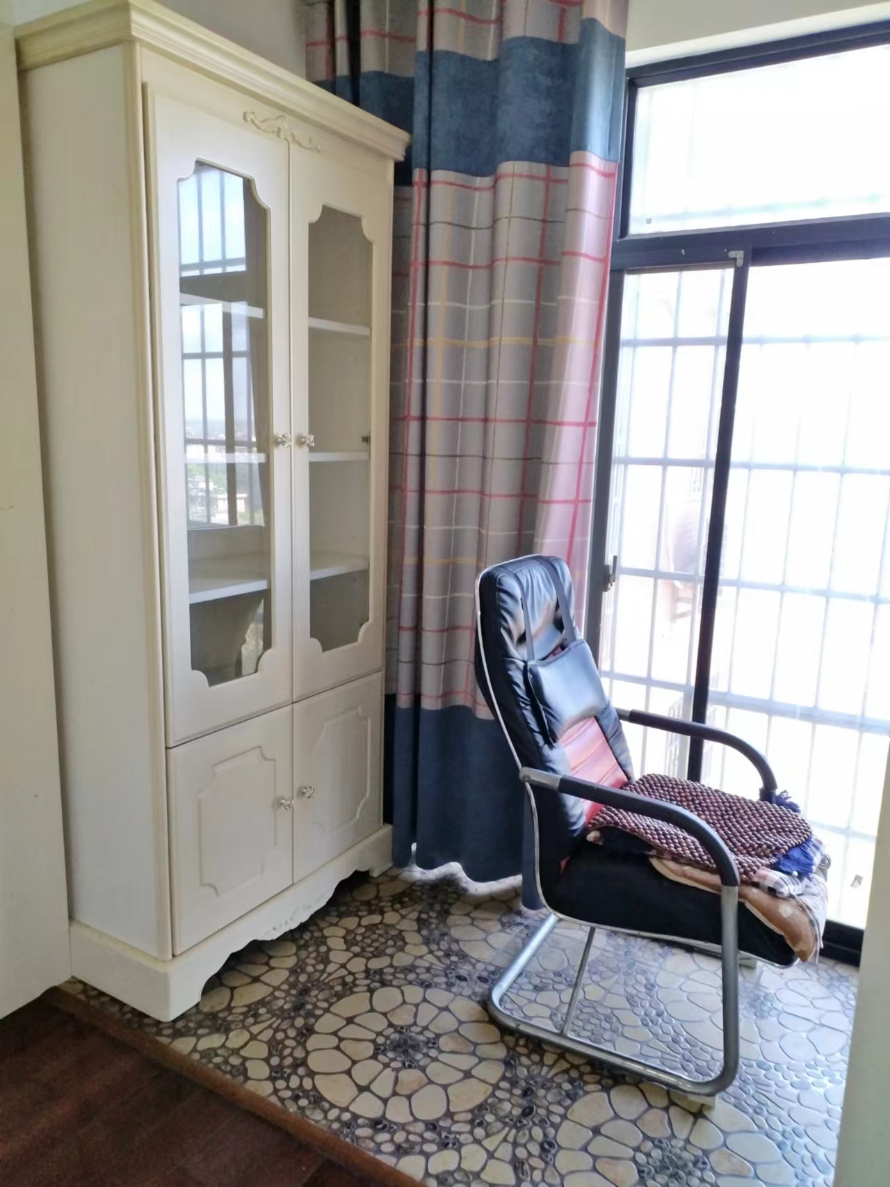 奥特莱斯  4室2厅2卫    58.8万 奥特莱斯  4室2厅2卫    58.8万客厅