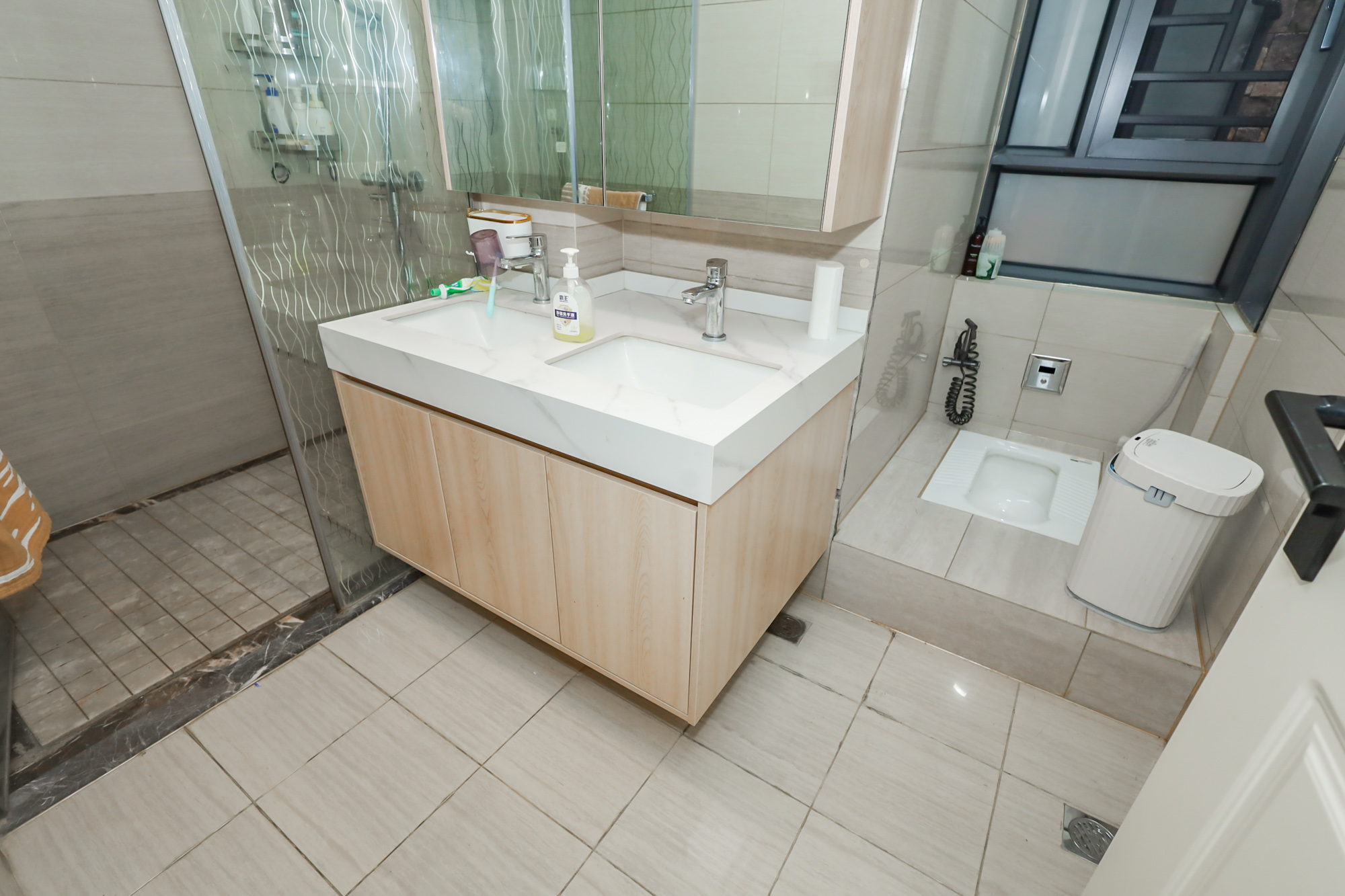 天麓尚层  5室2厅2卫    278.0万卫生间