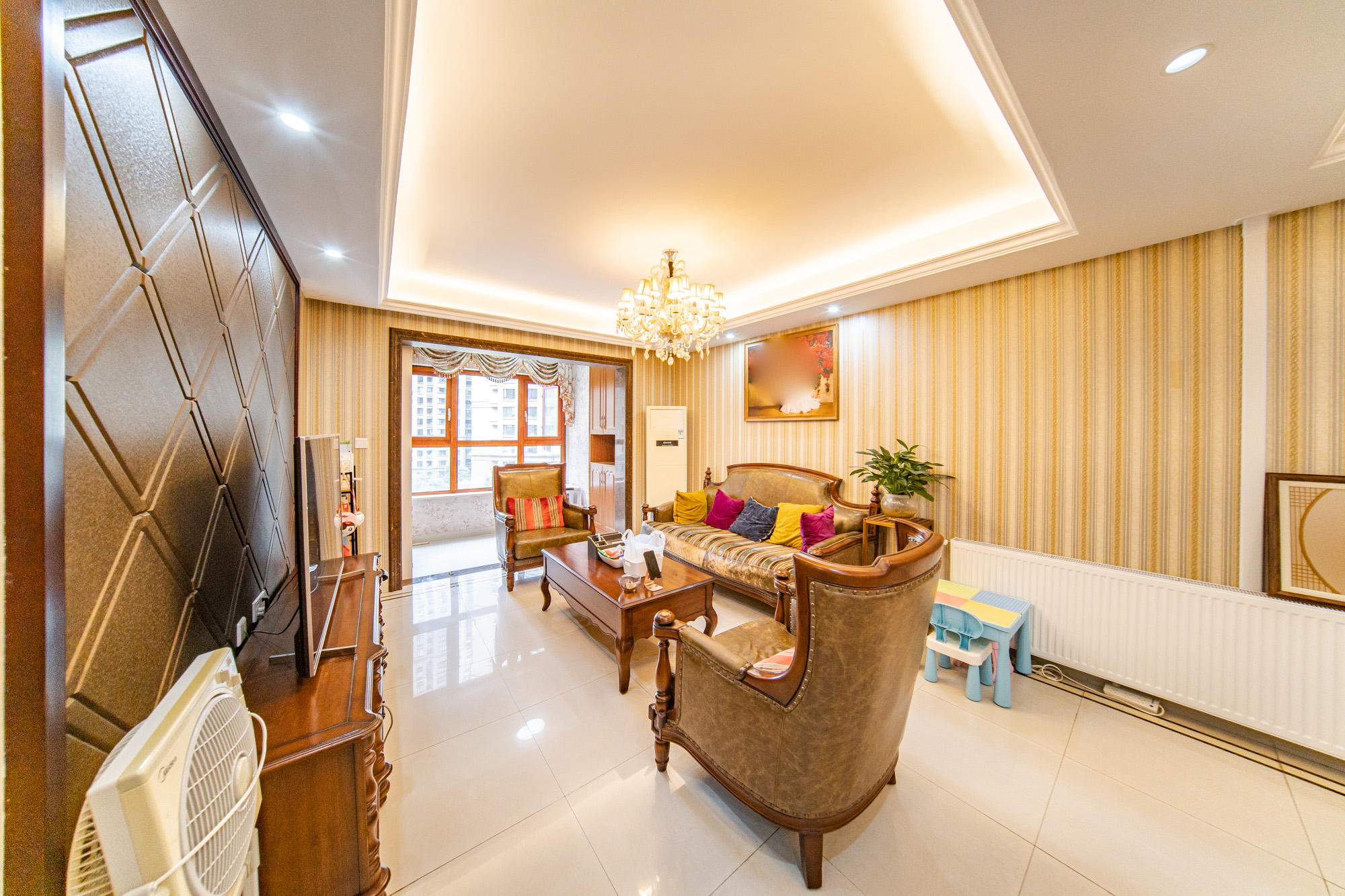 中海国际三期  3室2厅2卫    116.0万客厅