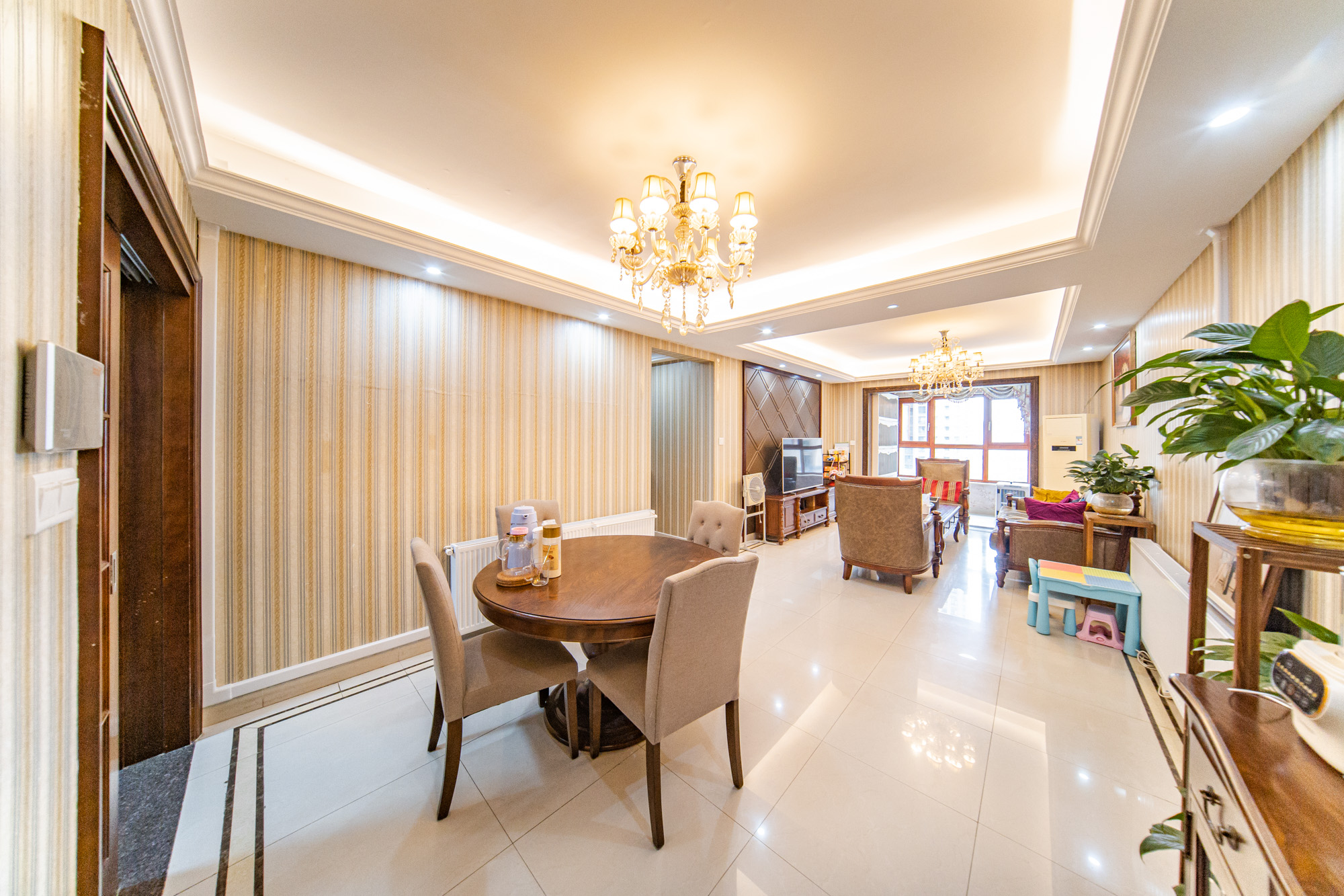 中海国际三期  3室2厅2卫    116.0万客厅