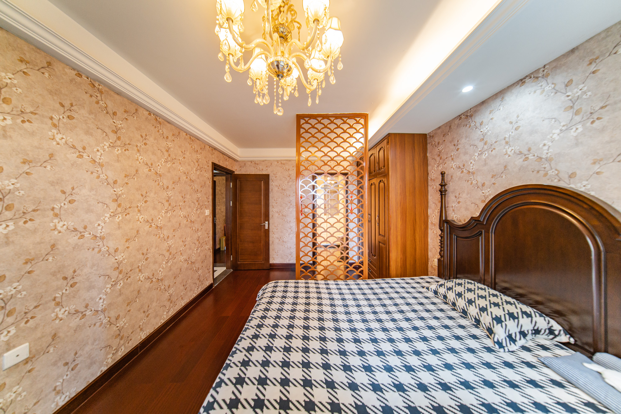 中海国际三期  3室2厅2卫    116.0万卧室