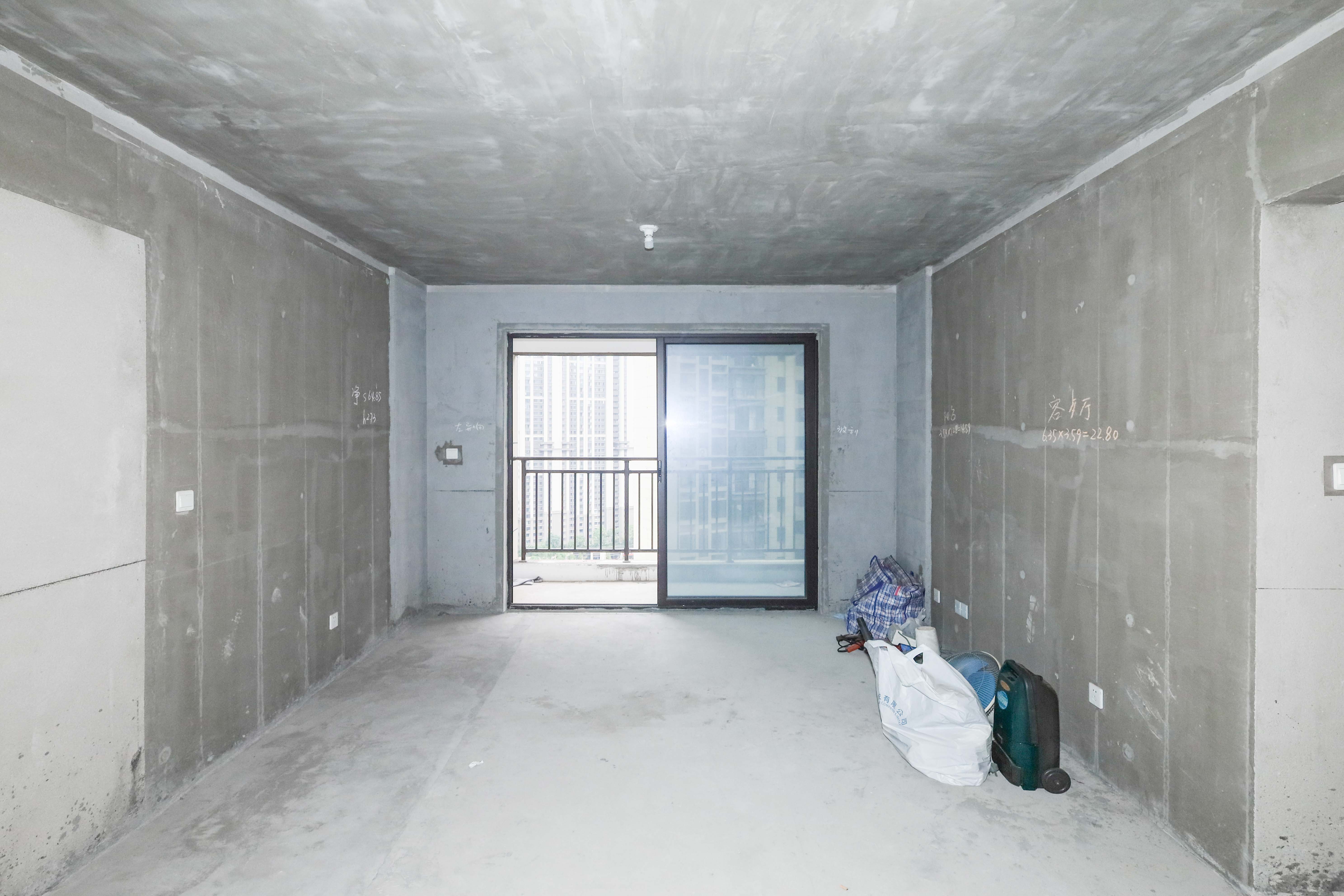 中国铁建梅溪青秀三期  3室2厅2卫   160.00万客厅