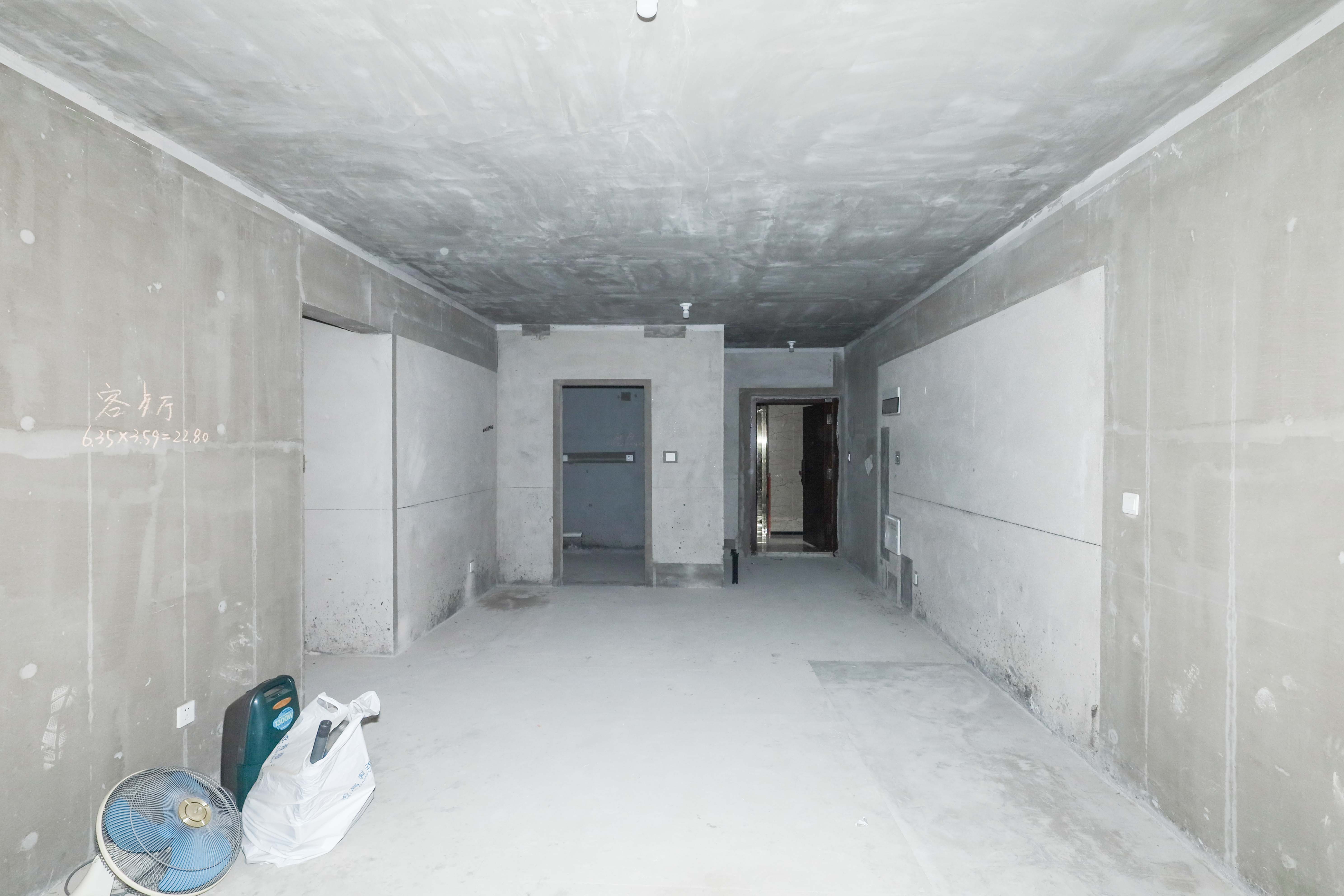 中国铁建梅溪青秀三期  3室2厅2卫   160.00万客厅