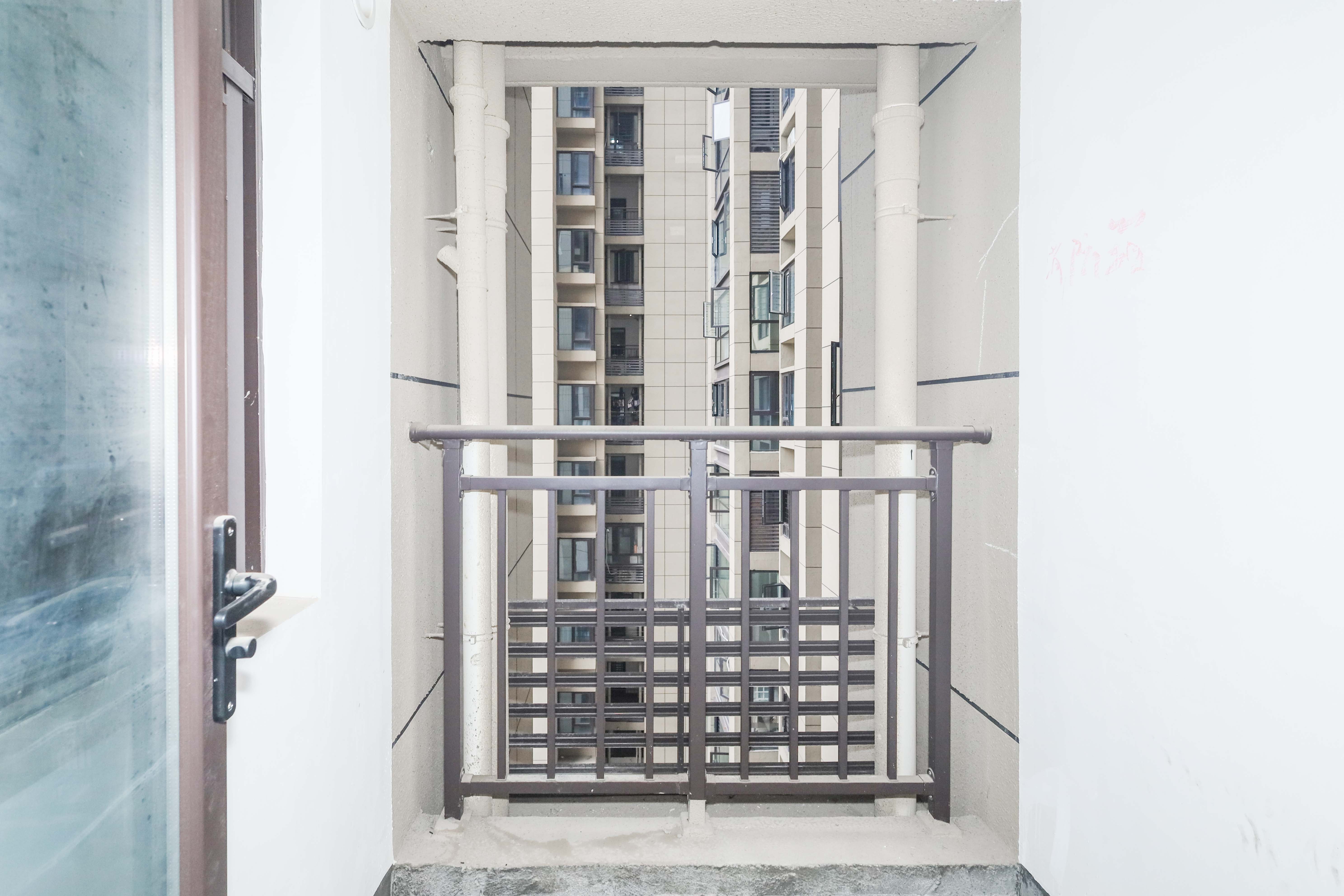 中国铁建梅溪青秀三期  3室2厅2卫   160.00万阳台