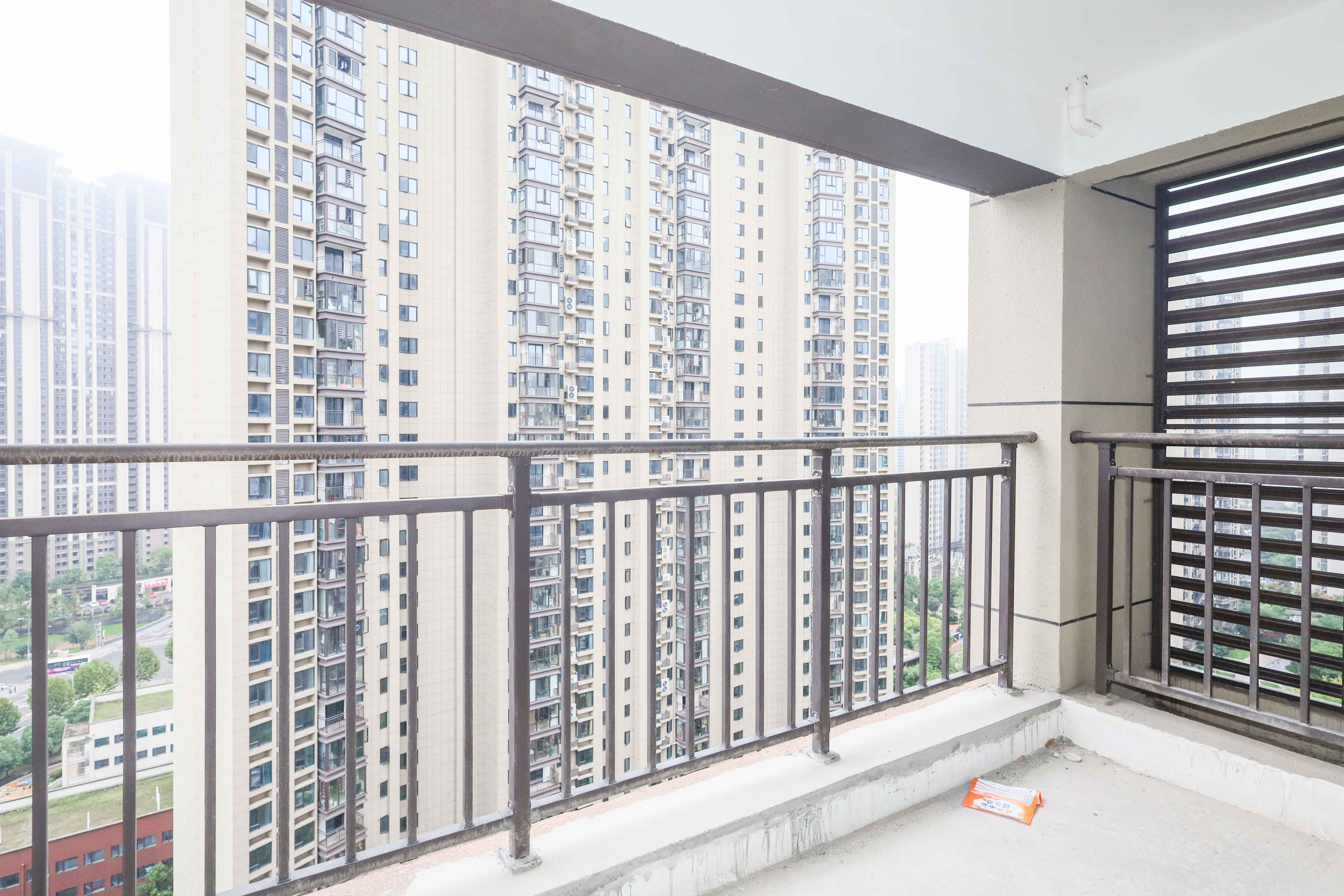 中国铁建梅溪青秀三期  3室2厅2卫   160.00万阳台
