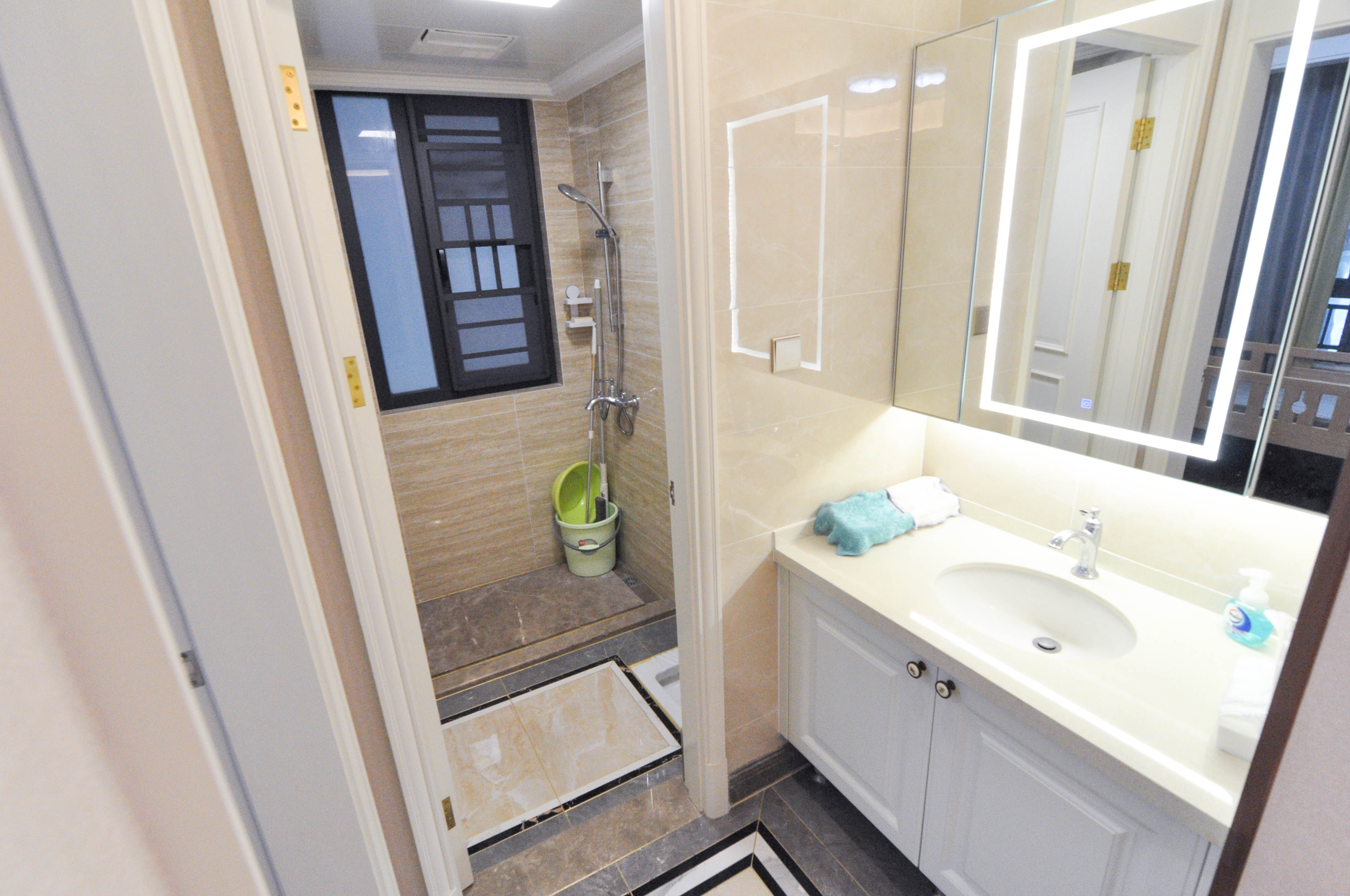 中海梅溪湖壹号  3室2厅2卫    252.0万卫生间