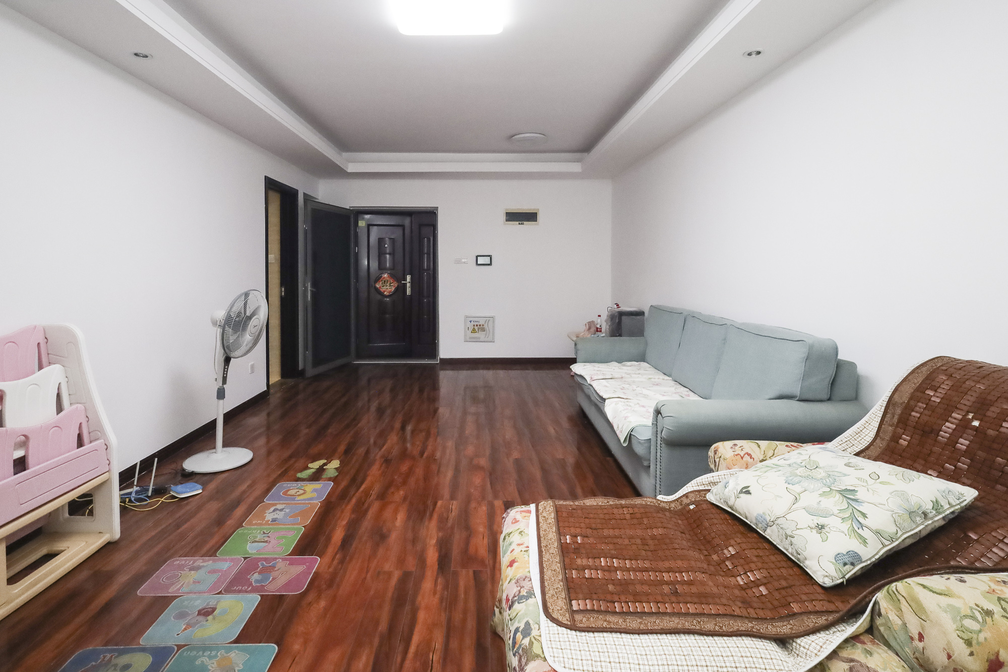 绿地中央广场  3室2厅1卫    88.0万 绿地中央广场  3室2厅1卫    88.0万客厅