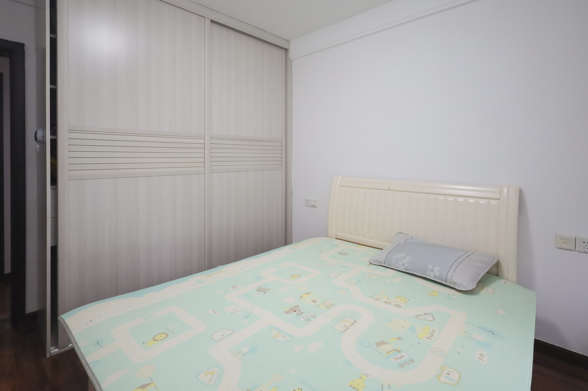 绿地中央广场  3室2厅1卫    88.0万 绿地中央广场  3室2厅1卫    88.0万卧室