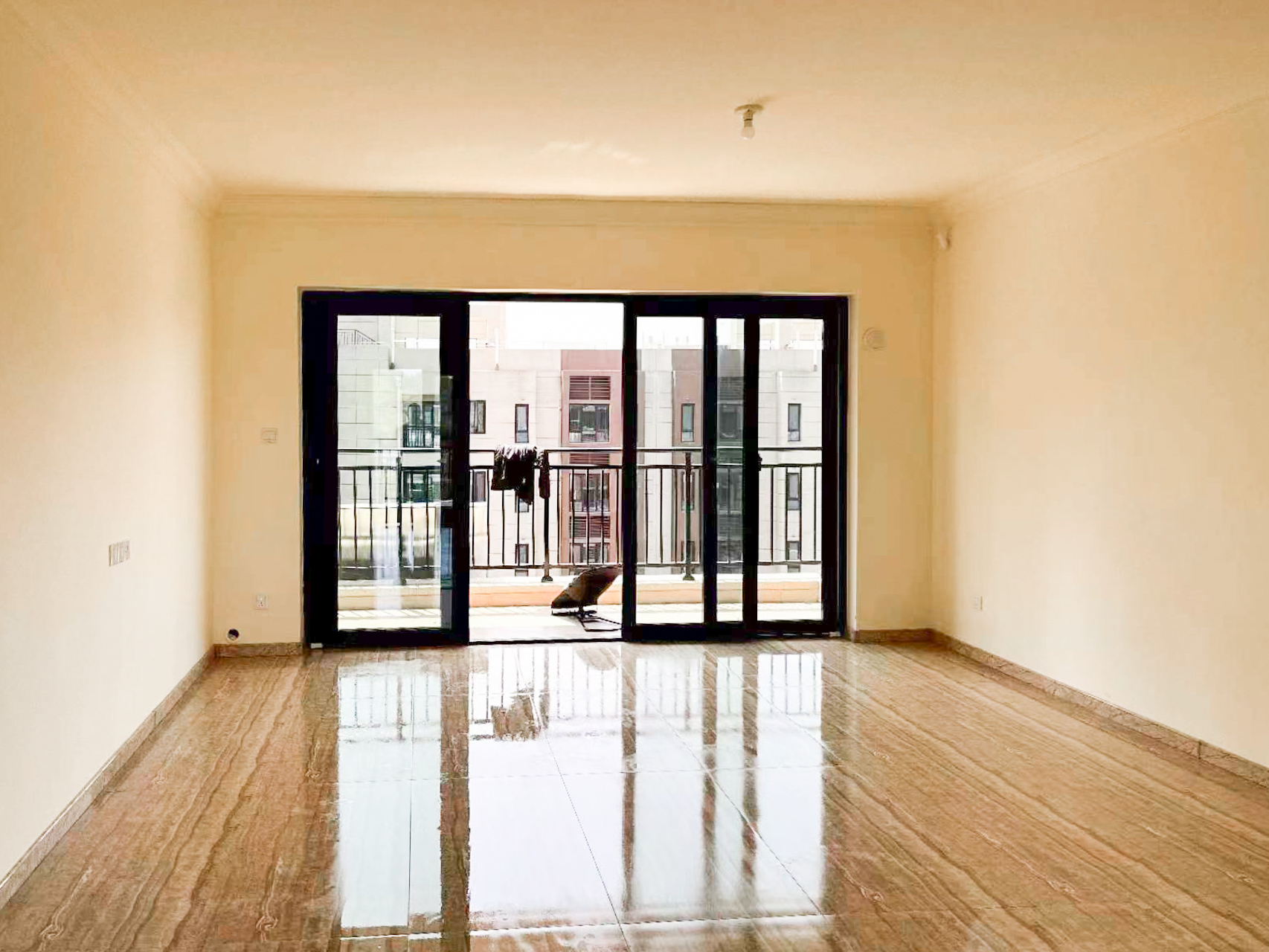 碧桂园荟隽棠 4室2厅2卫 119.8万 碧桂园荟隽棠 4室2厅2卫 119.8万客厅