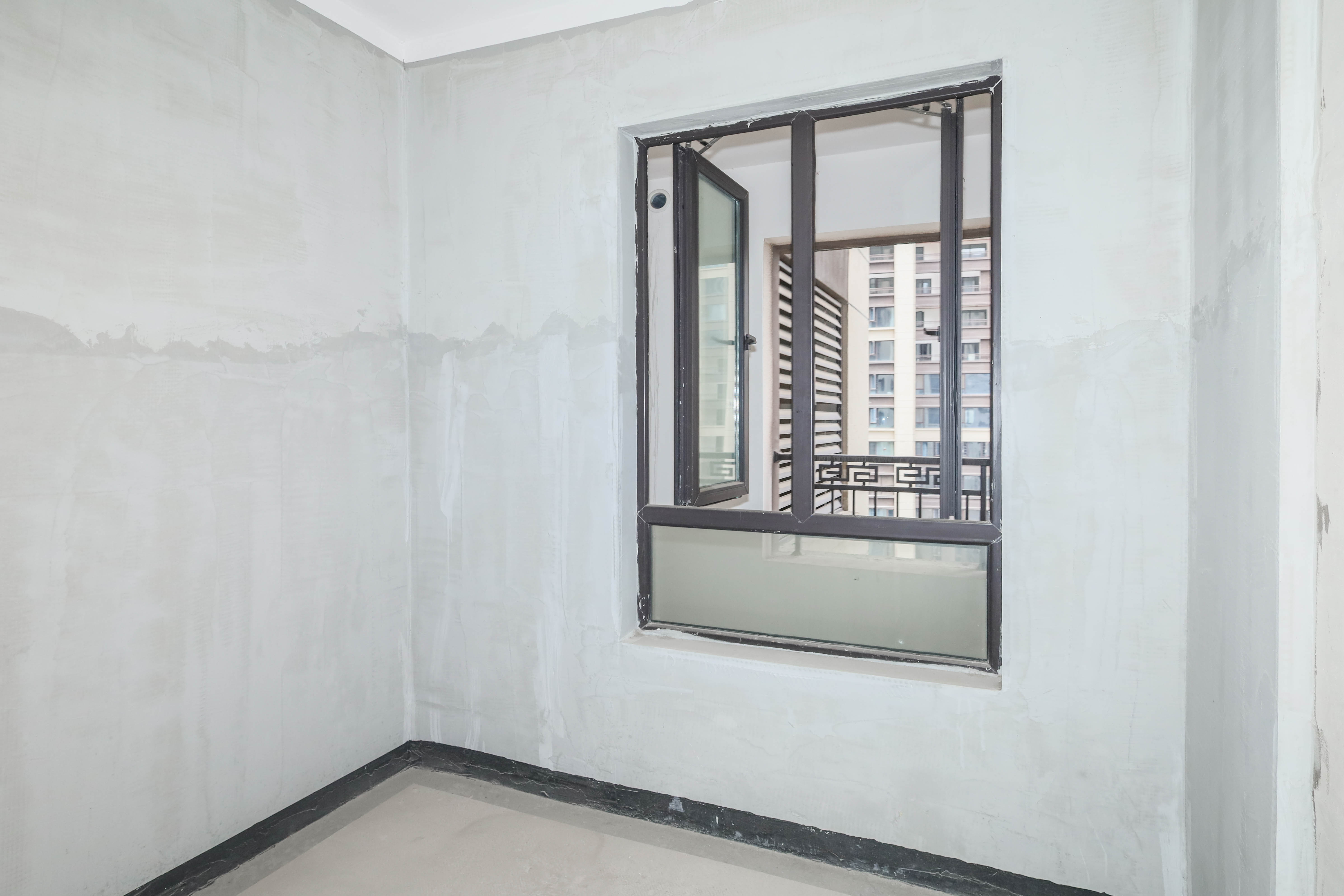 建发央著  4室2厅2卫   370.00万卧室