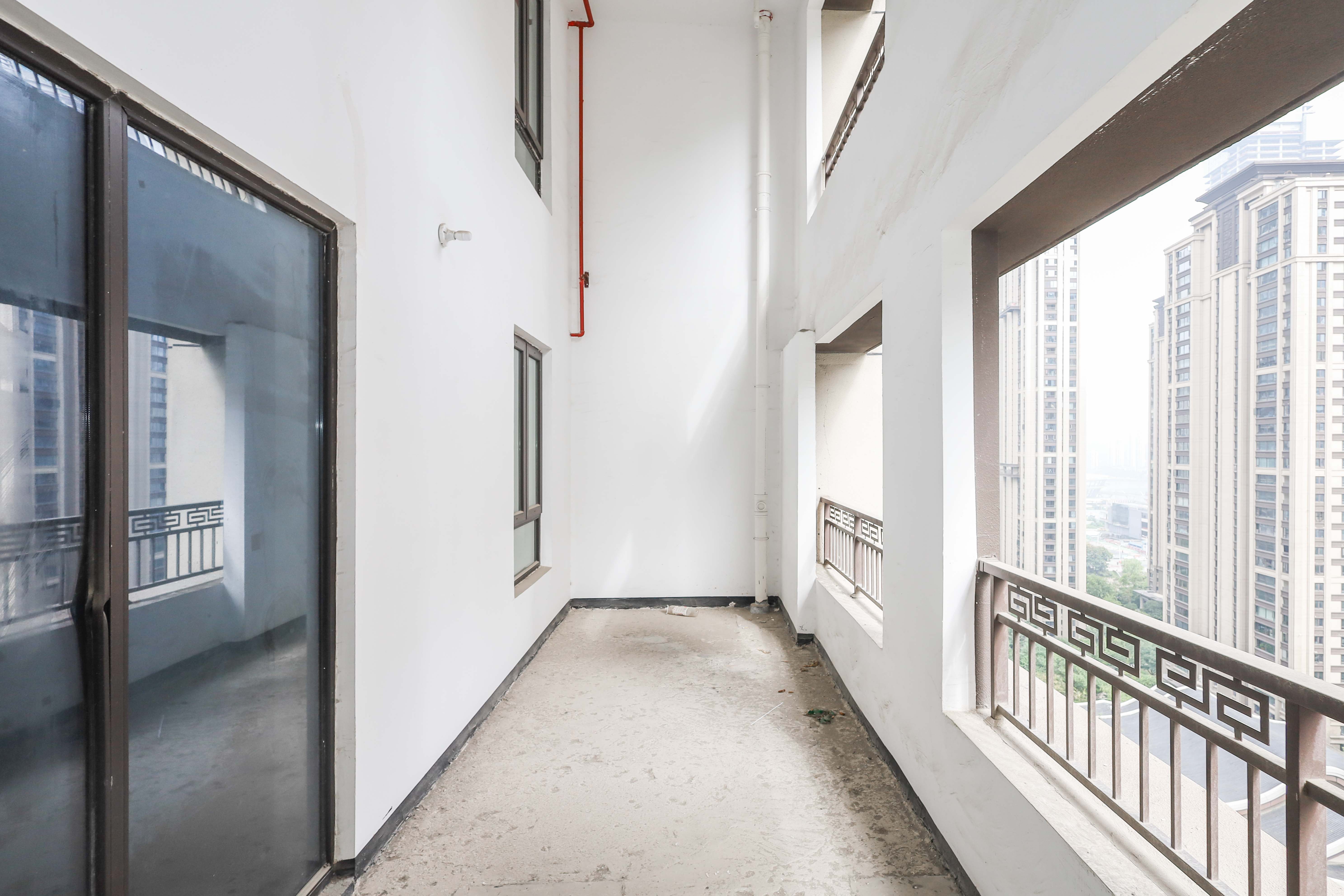 建发央著  4室2厅2卫   370.00万阳台