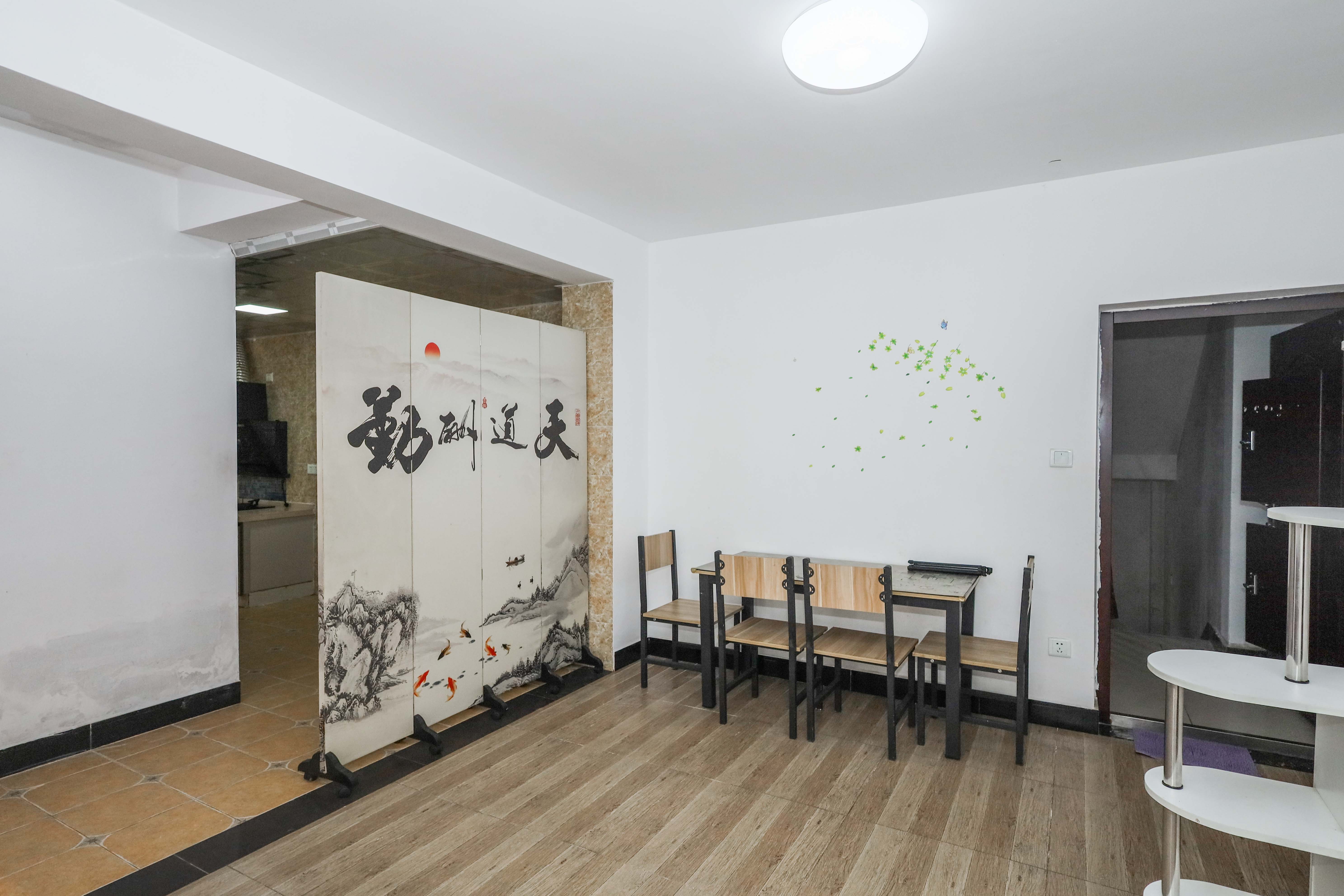 保利麓谷林语B区 4室2厅2卫 118.0万 保利麓谷林语B区 4室2厅2卫 118.0万客厅