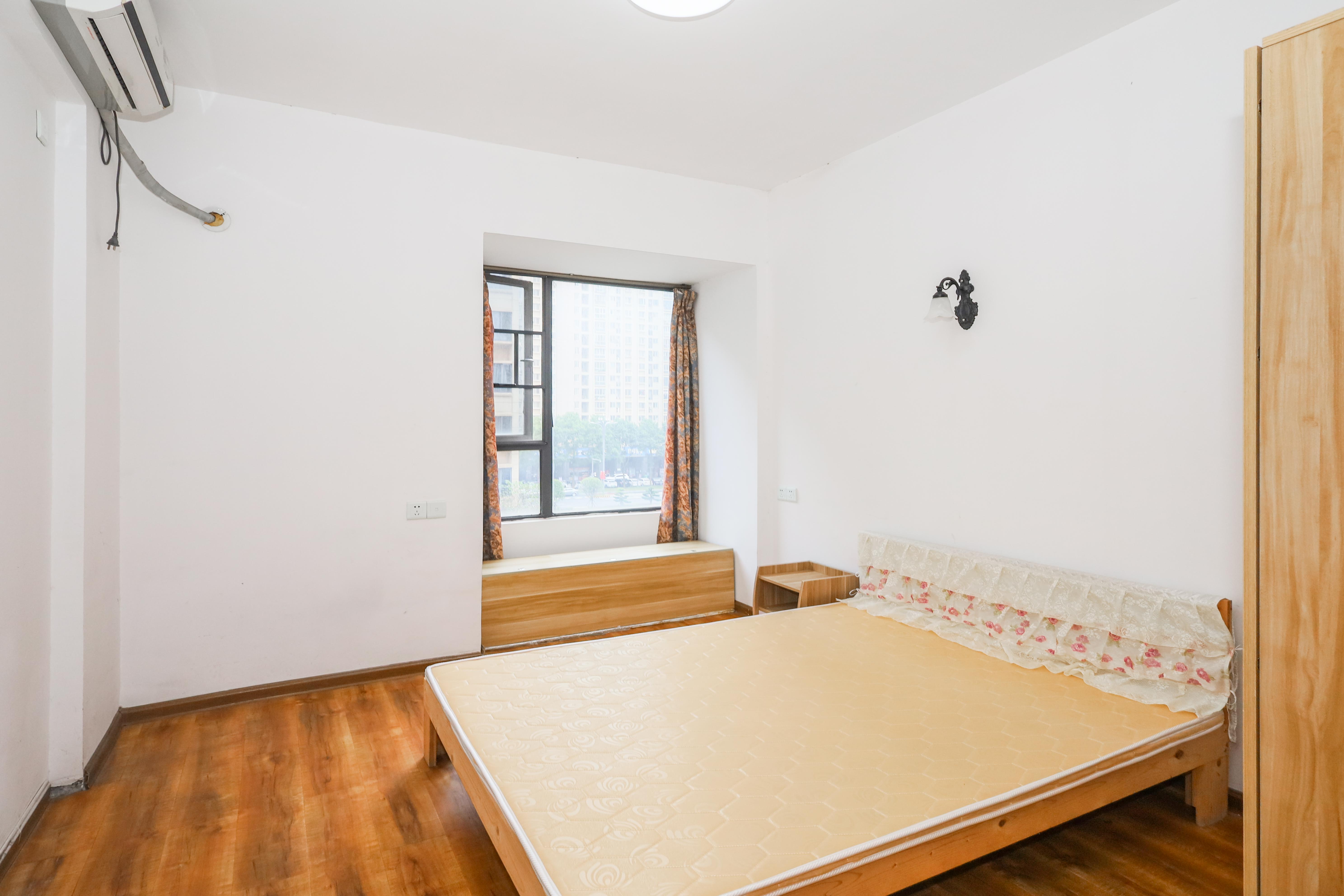 保利麓谷林语B区 4室2厅2卫 118.0万 保利麓谷林语B区 4室2厅2卫 118.0万卧室