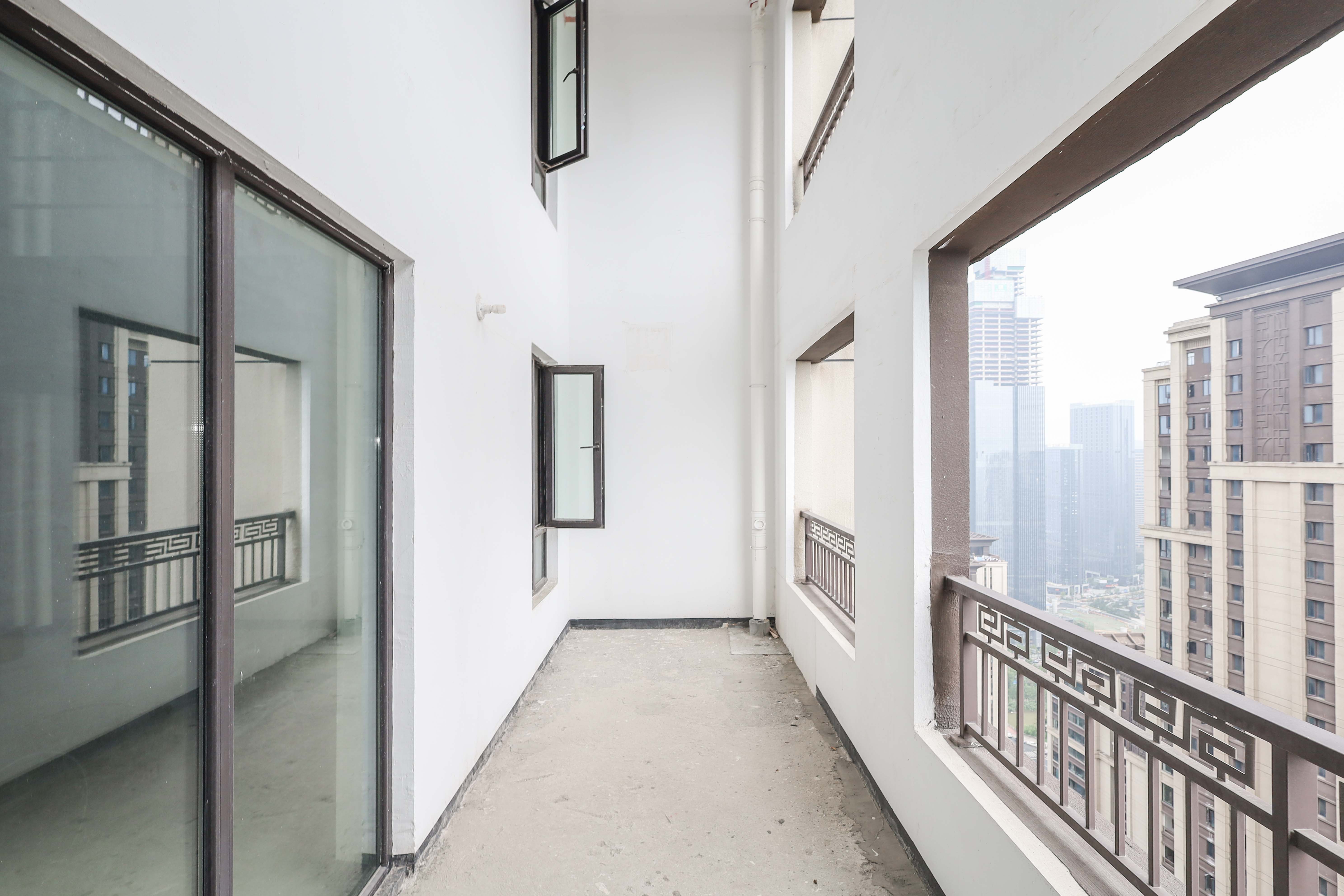 建发央著  4室2厅2卫   248.00万阳台