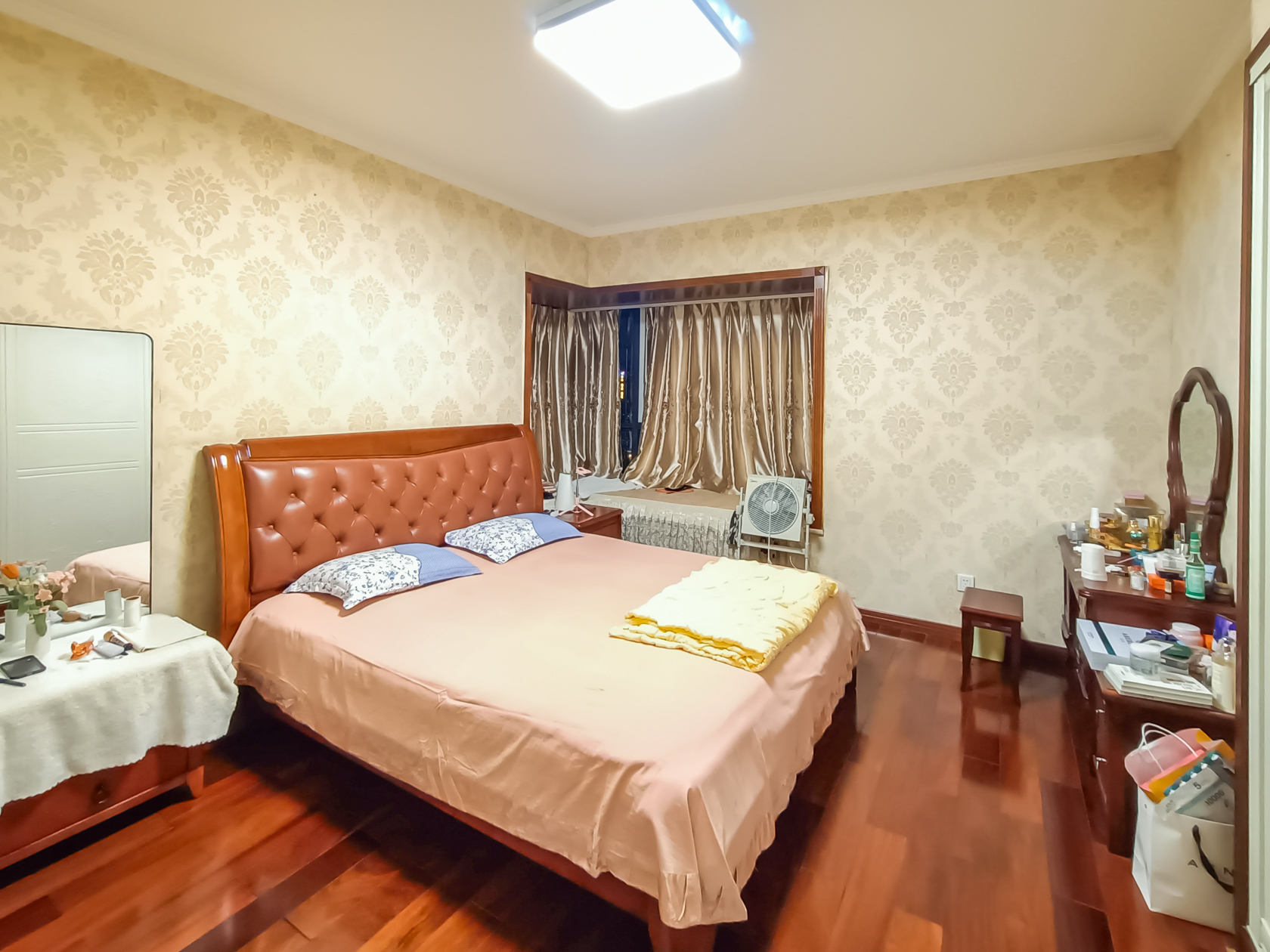 尚都花园城  4室2厅2卫    89.8万卧室